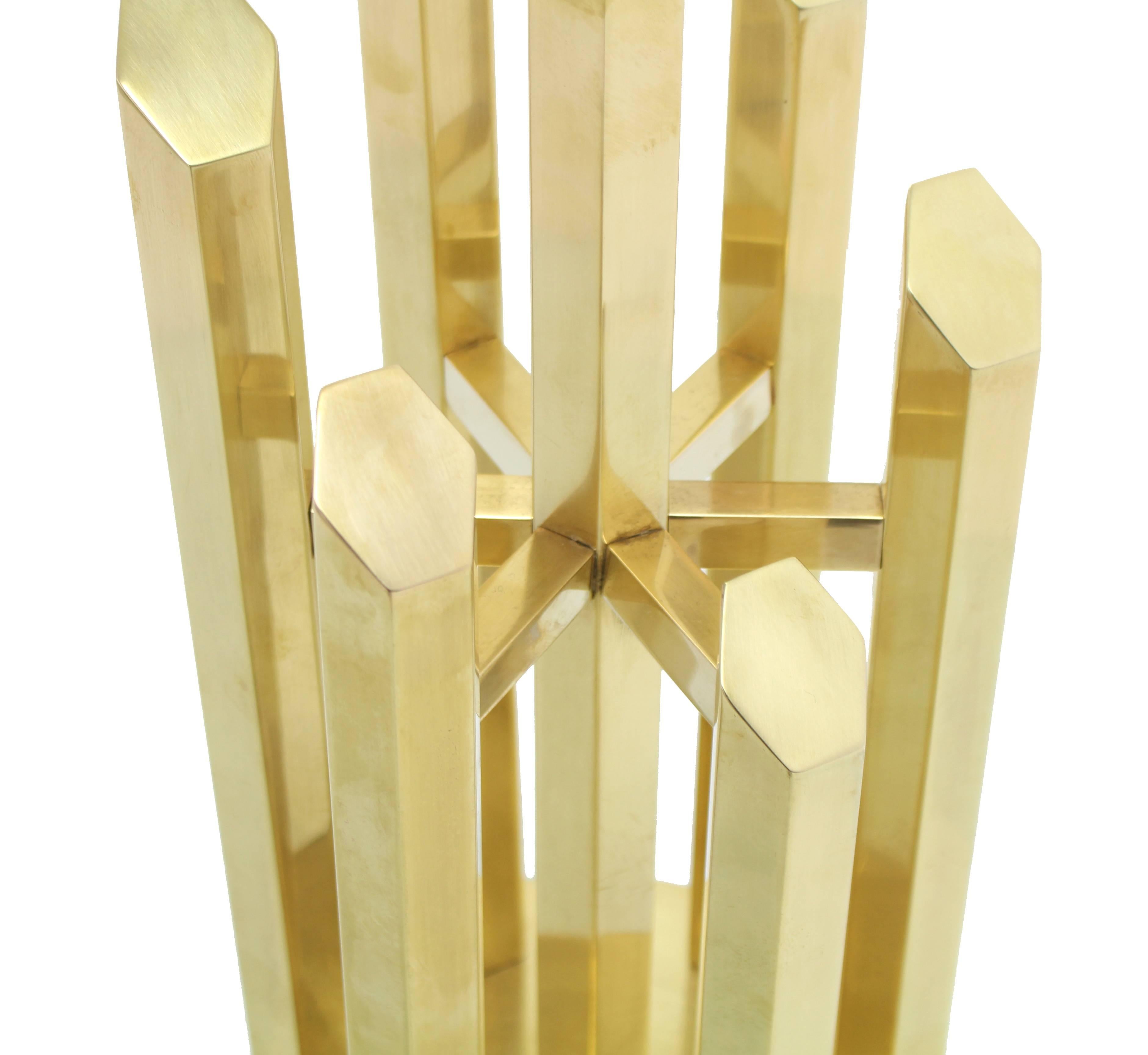 Mid-Century Modern Lampe de table en laiton massif en vente