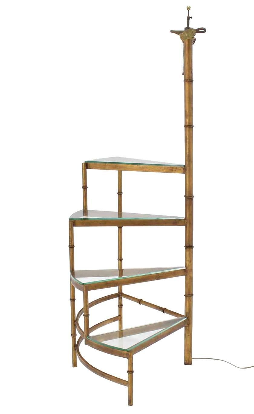 Lampada da pavimento con base dorata in bambù finto in vendita 3