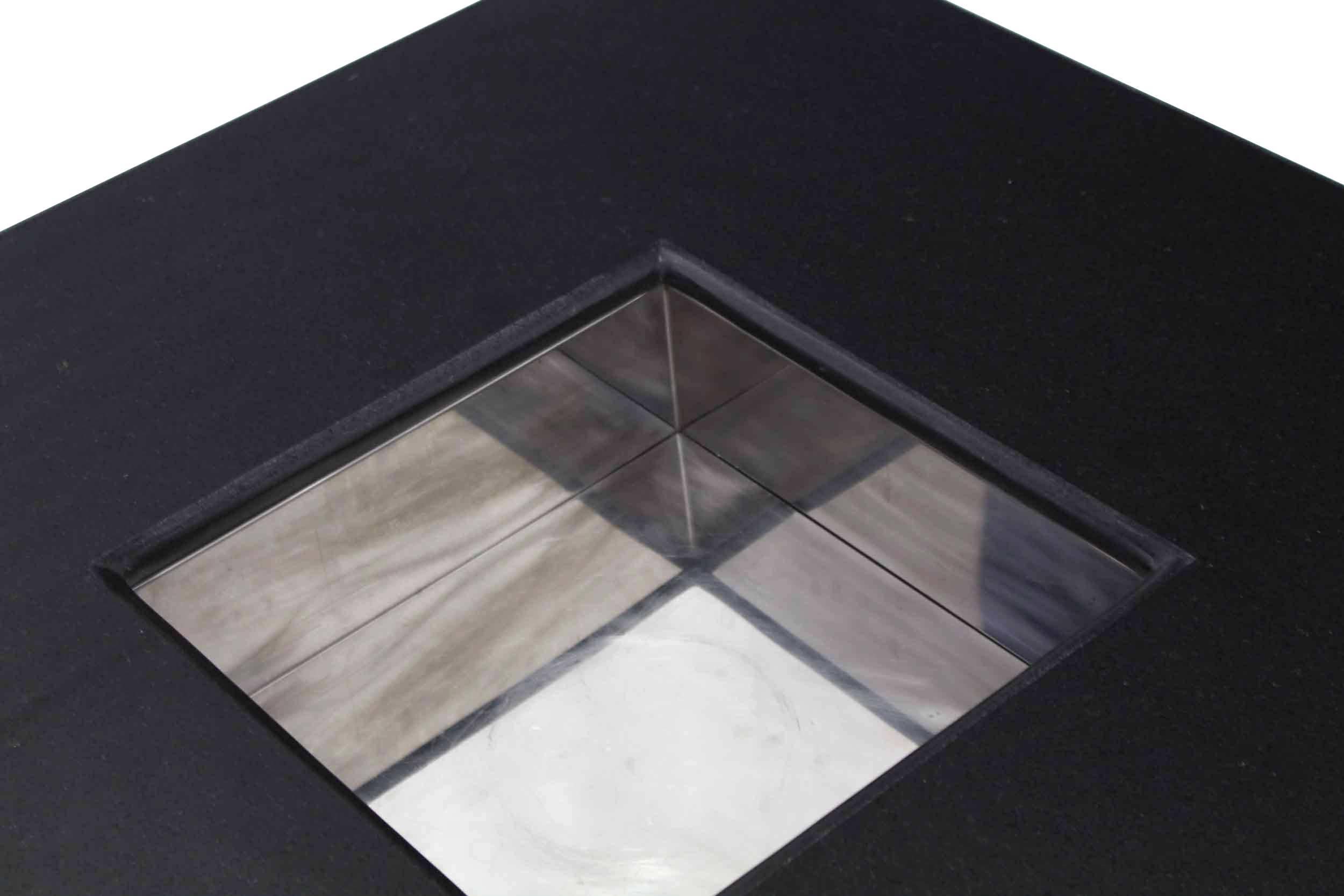 Américain Grande table basse carrée en granit noir avec plateau central en forme de jardinière chromée en vente