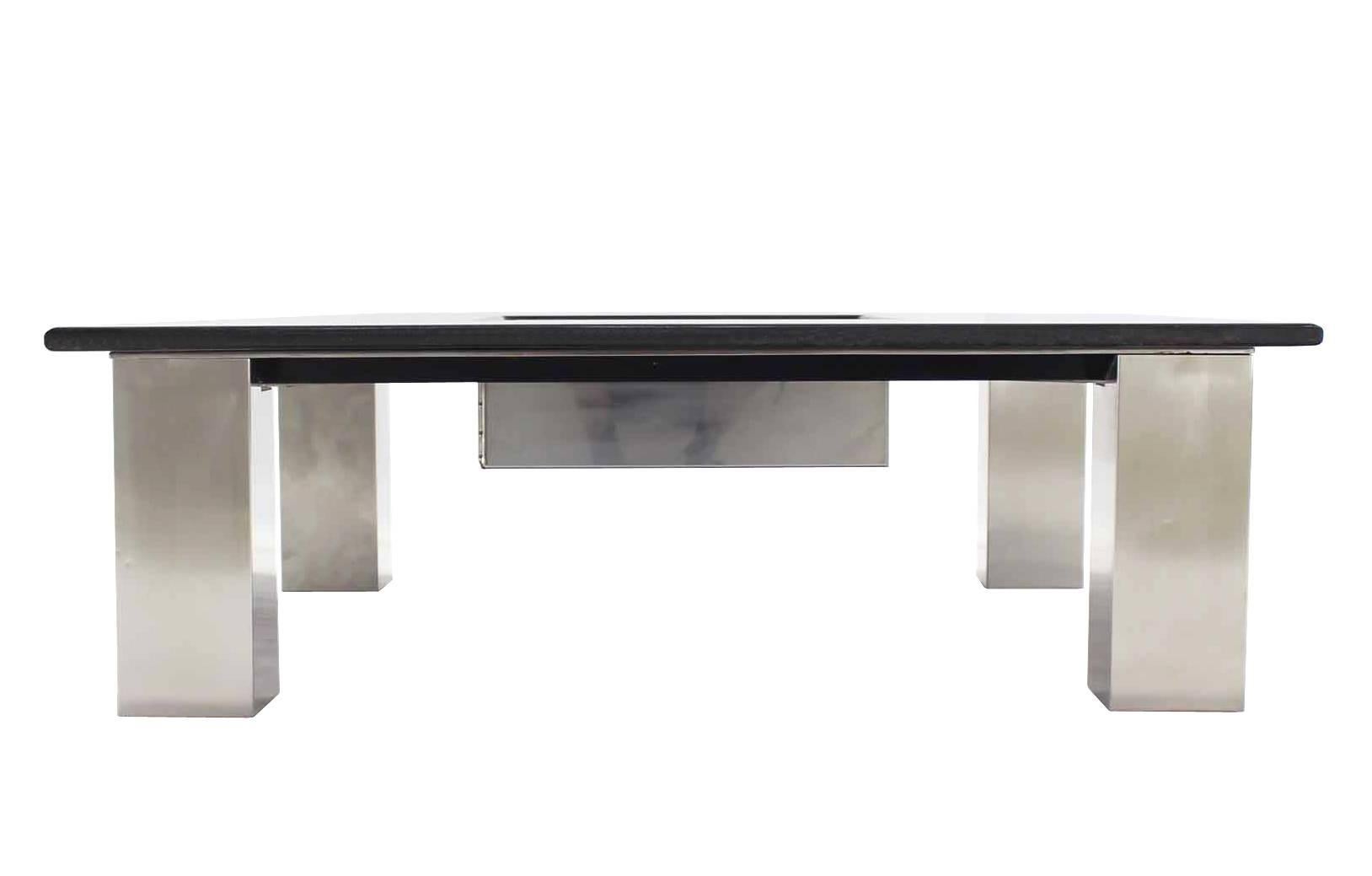Acier inoxydable Grande table basse carrée en granit noir avec plateau central en forme de jardinière chromée en vente
