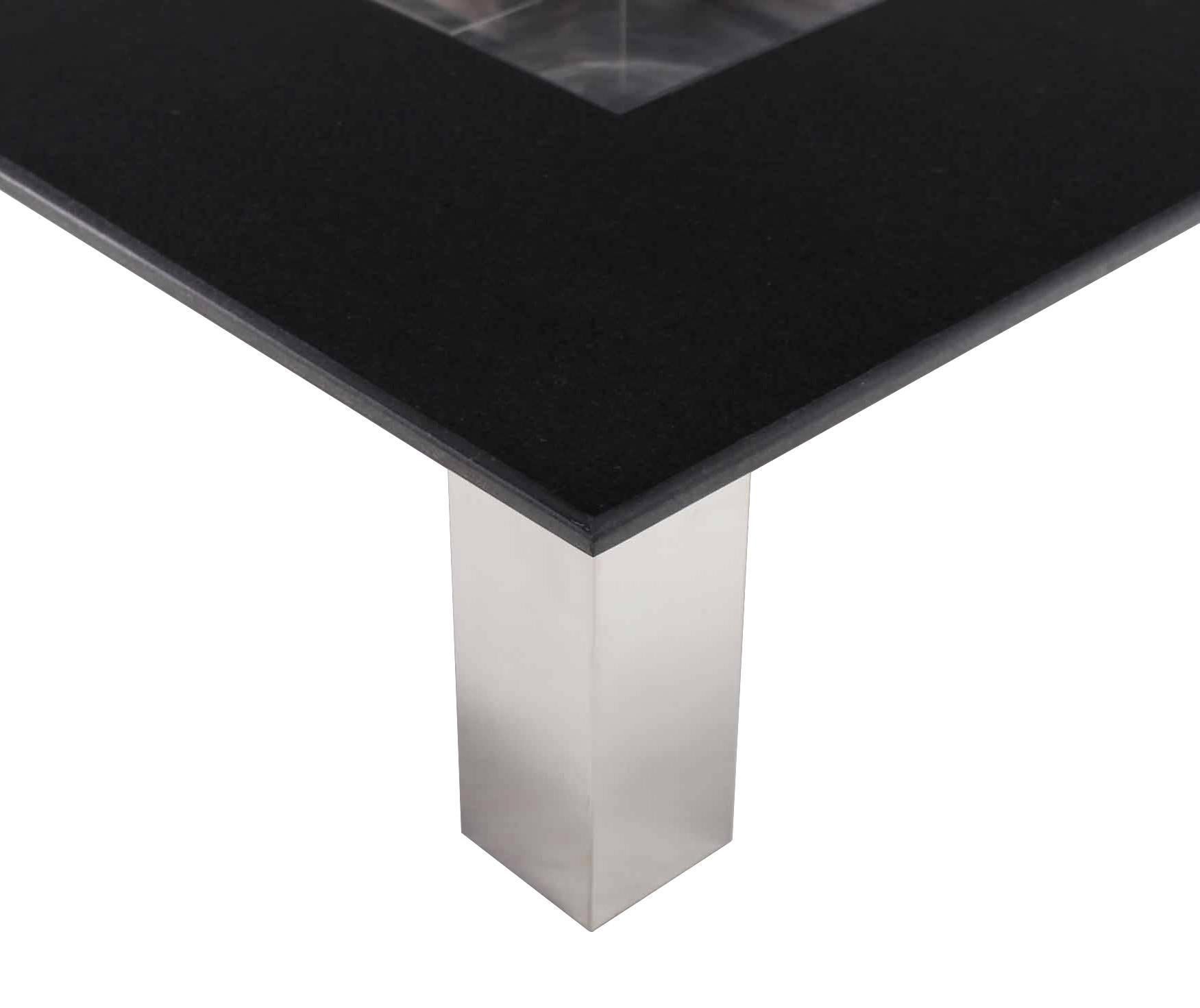Grande table basse carrée en granit noir avec plateau central en forme de jardinière chromée en vente 2