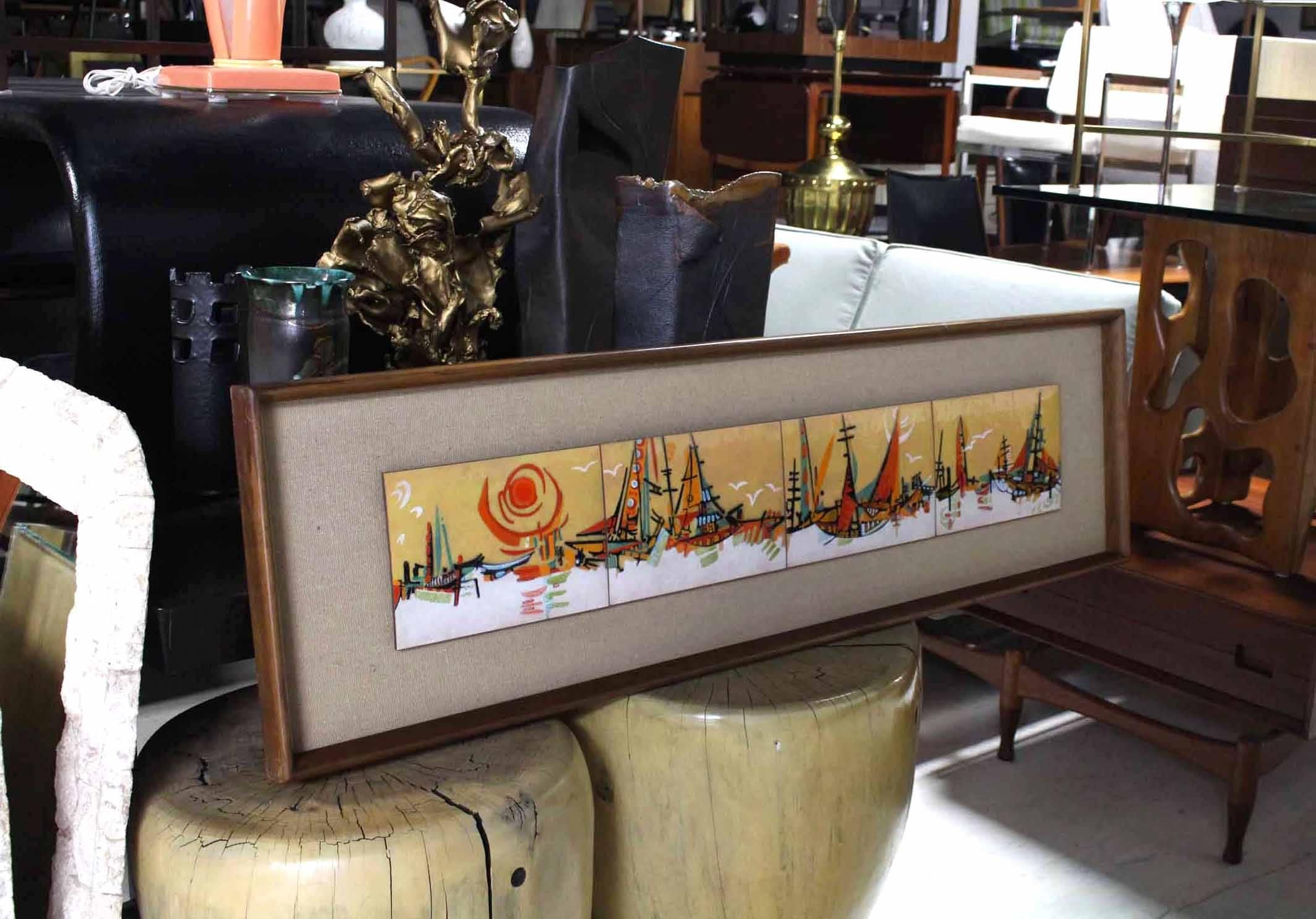 Mid-Century Modern Plaque à motif de baie de navire encadrée d'émail et de noyer en vente