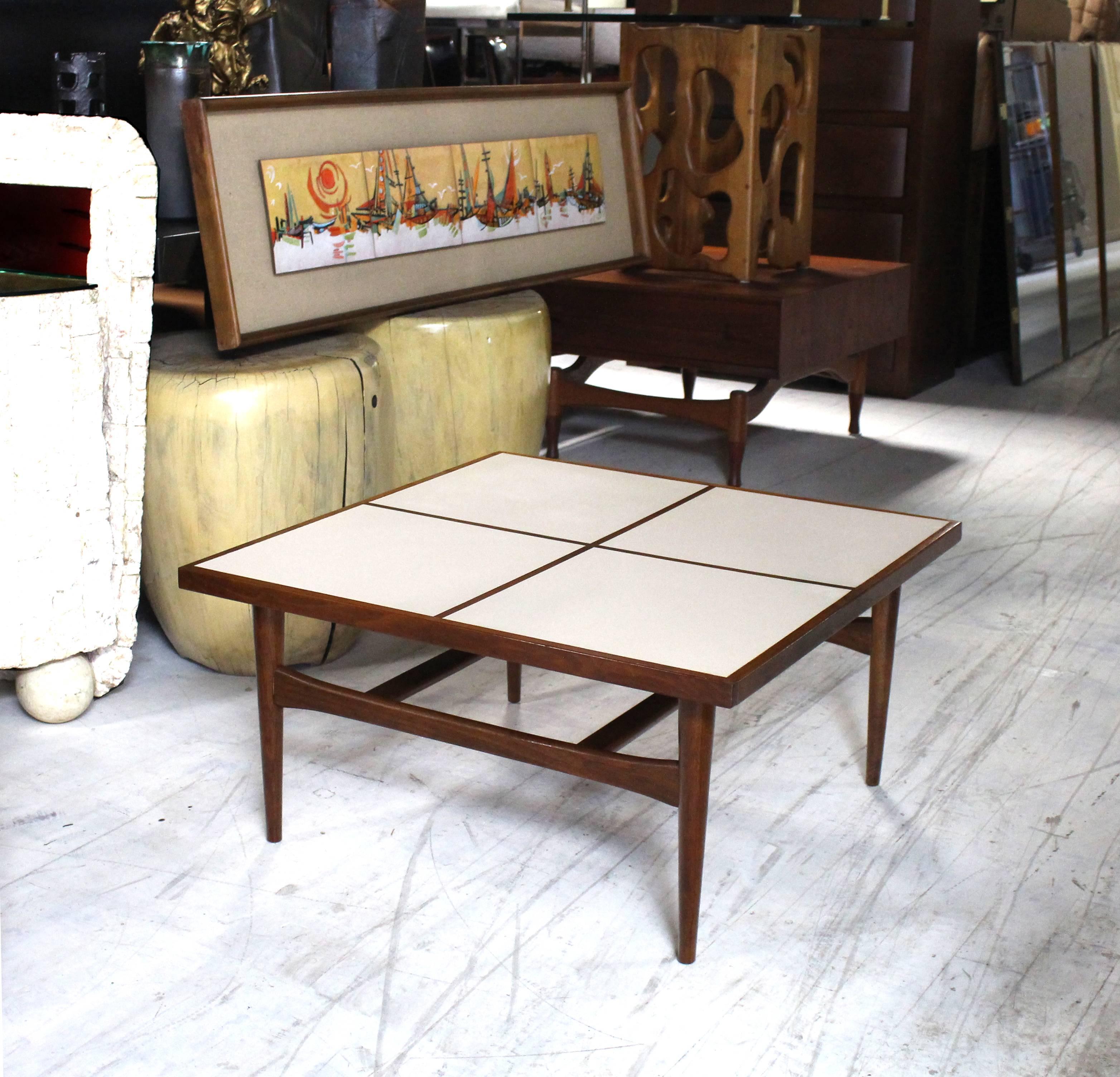 Mid-Century Modern Table basse carrée moderne du milieu du siècle dernier en vente