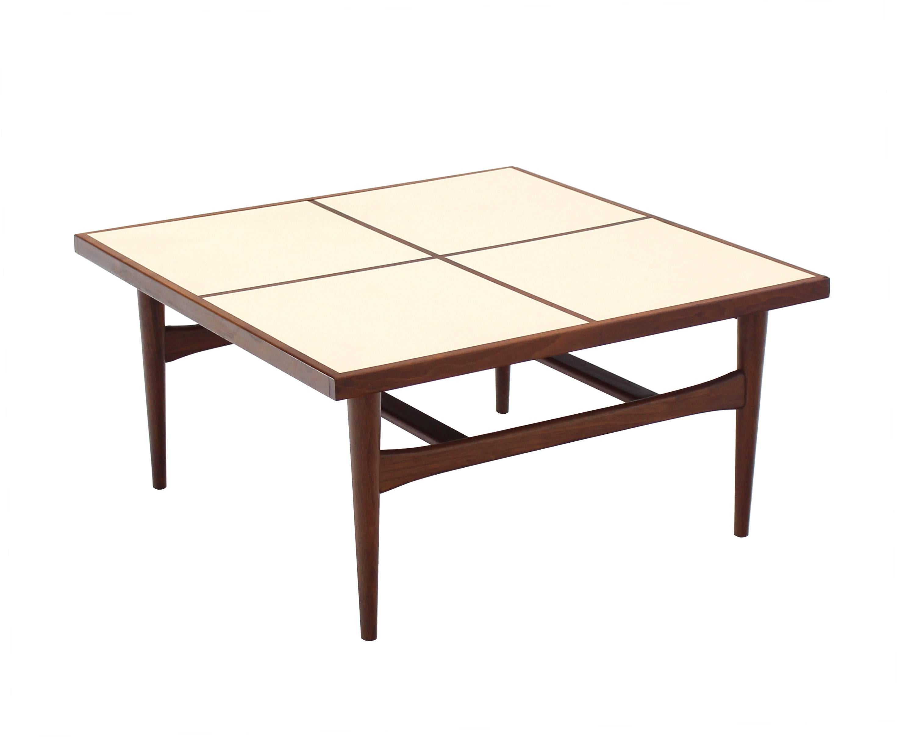 Table basse carrée moderne du milieu du siècle dernier en vente 1