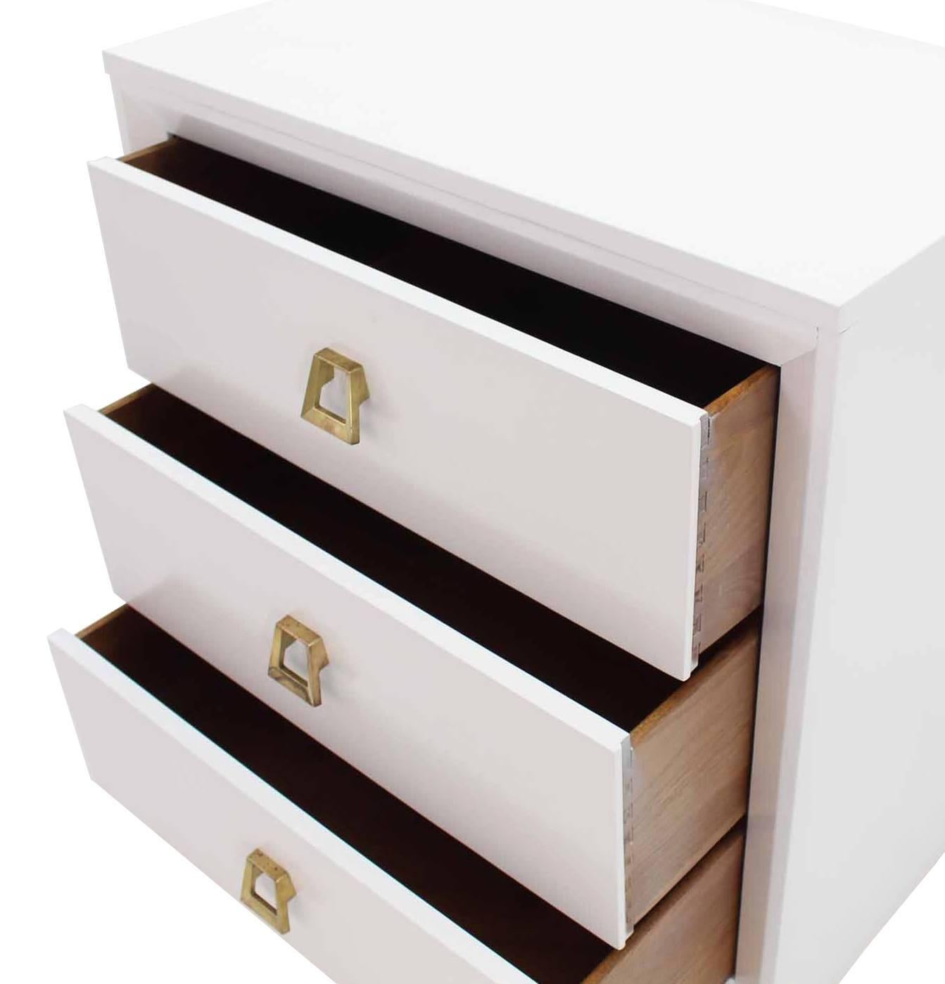 Pair of White Lacquer Three-Drawer Bachelor Chests In Excellent Condition In Rockaway, NJ
