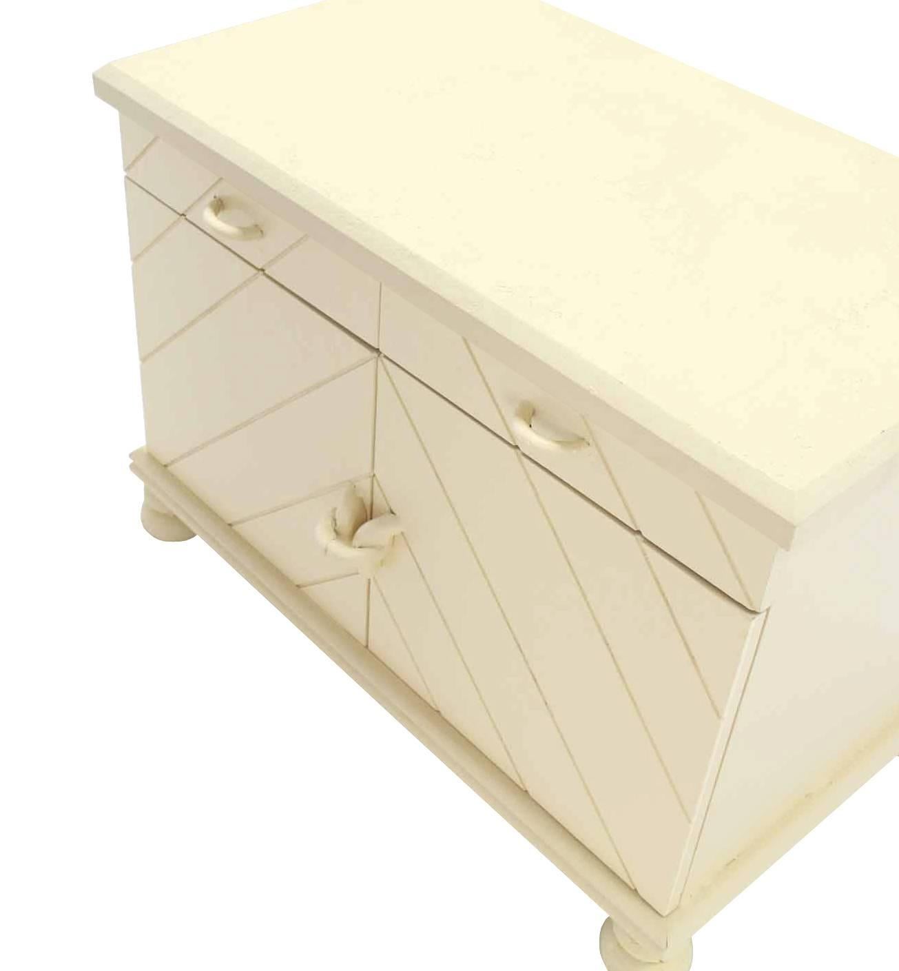 Mid-Century Modern Pair of White Textured Paint Decorative Hollywood Regency Nightstands End Tables For Sale