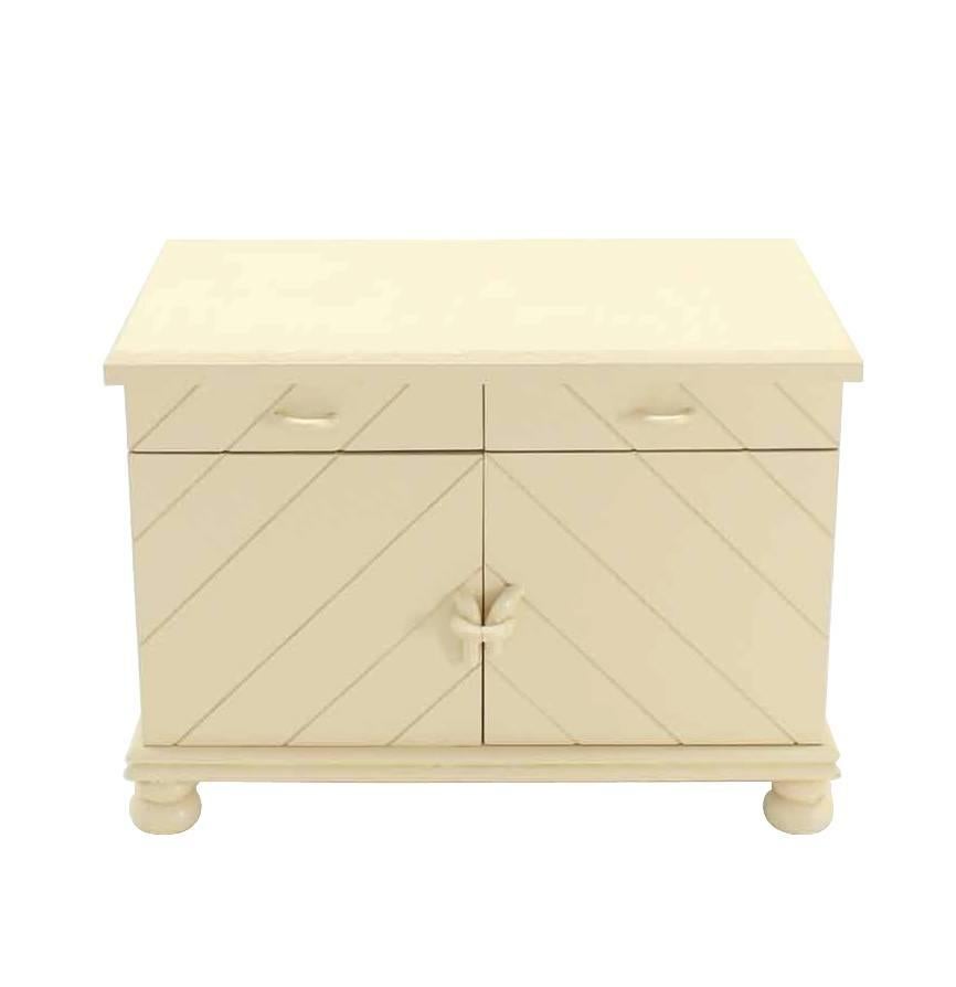 Pair of White Textured Paint Decorative Hollywood Regency Nightstands End Tables In Excellent Condition For Sale In Rockaway, NJ
