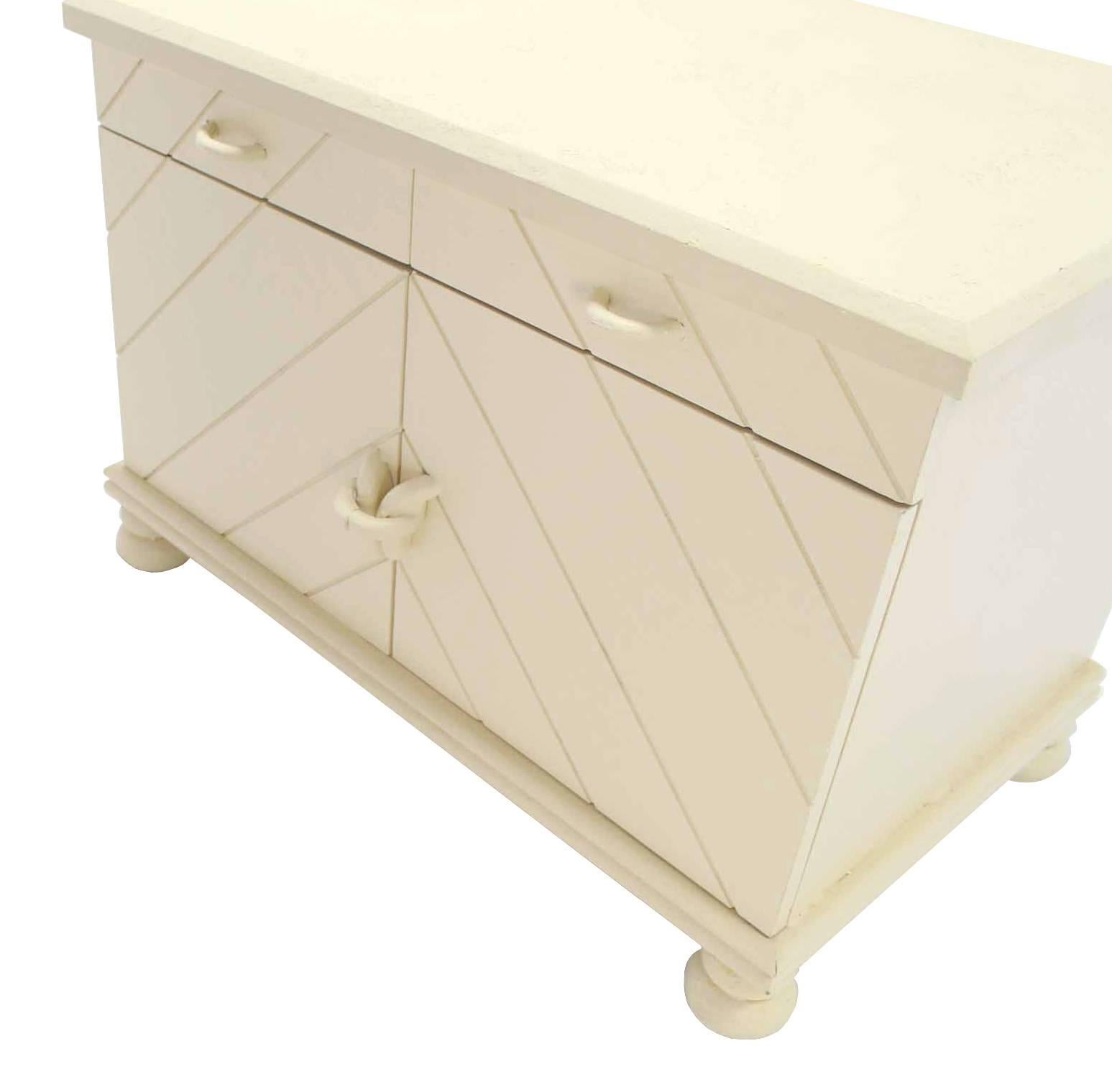20th Century Pair of White Textured Paint Decorative Hollywood Regency Nightstands End Tables For Sale