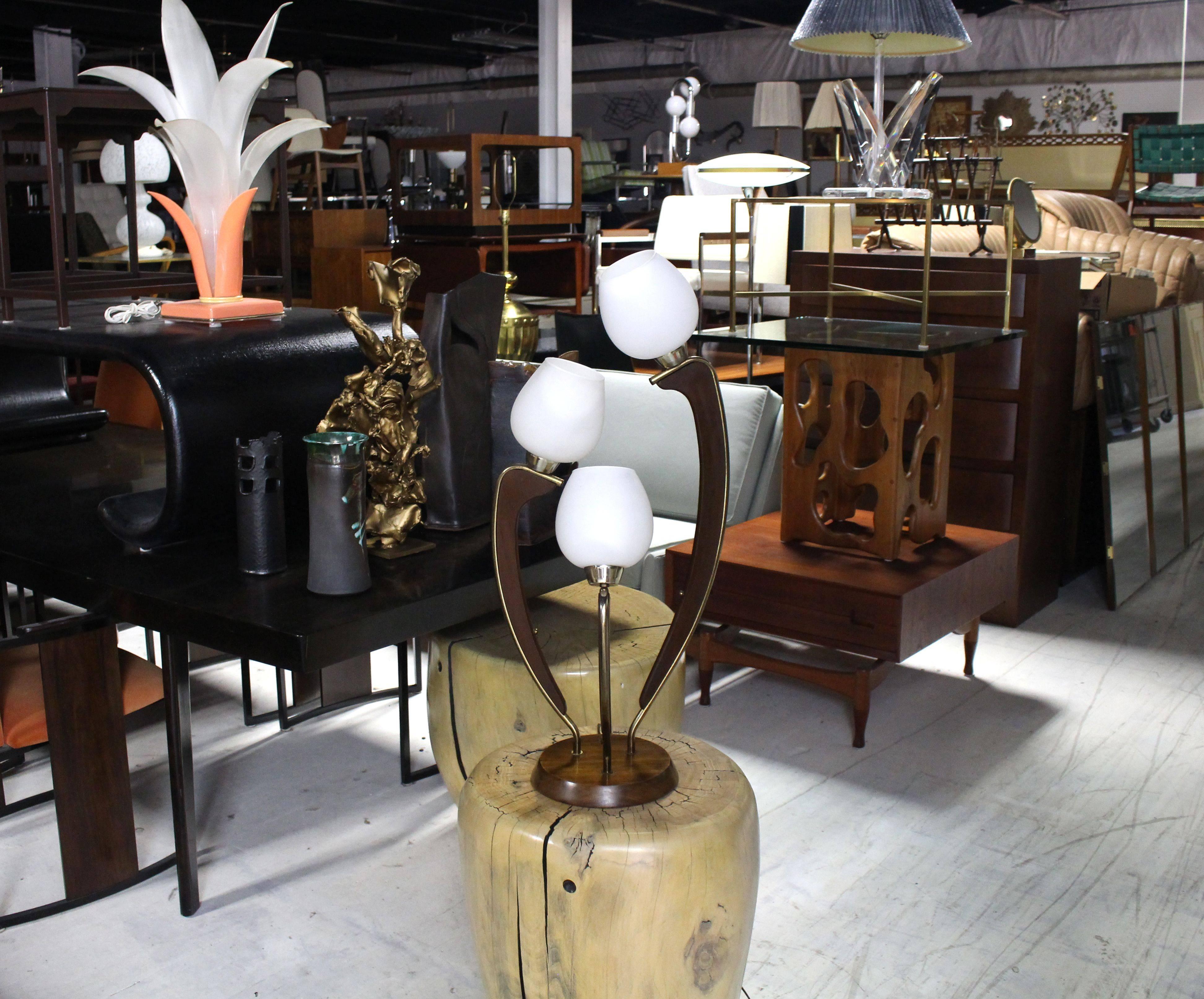 Very nice and striking looking Mid-Century Modern walnut brass and glass table lamp.