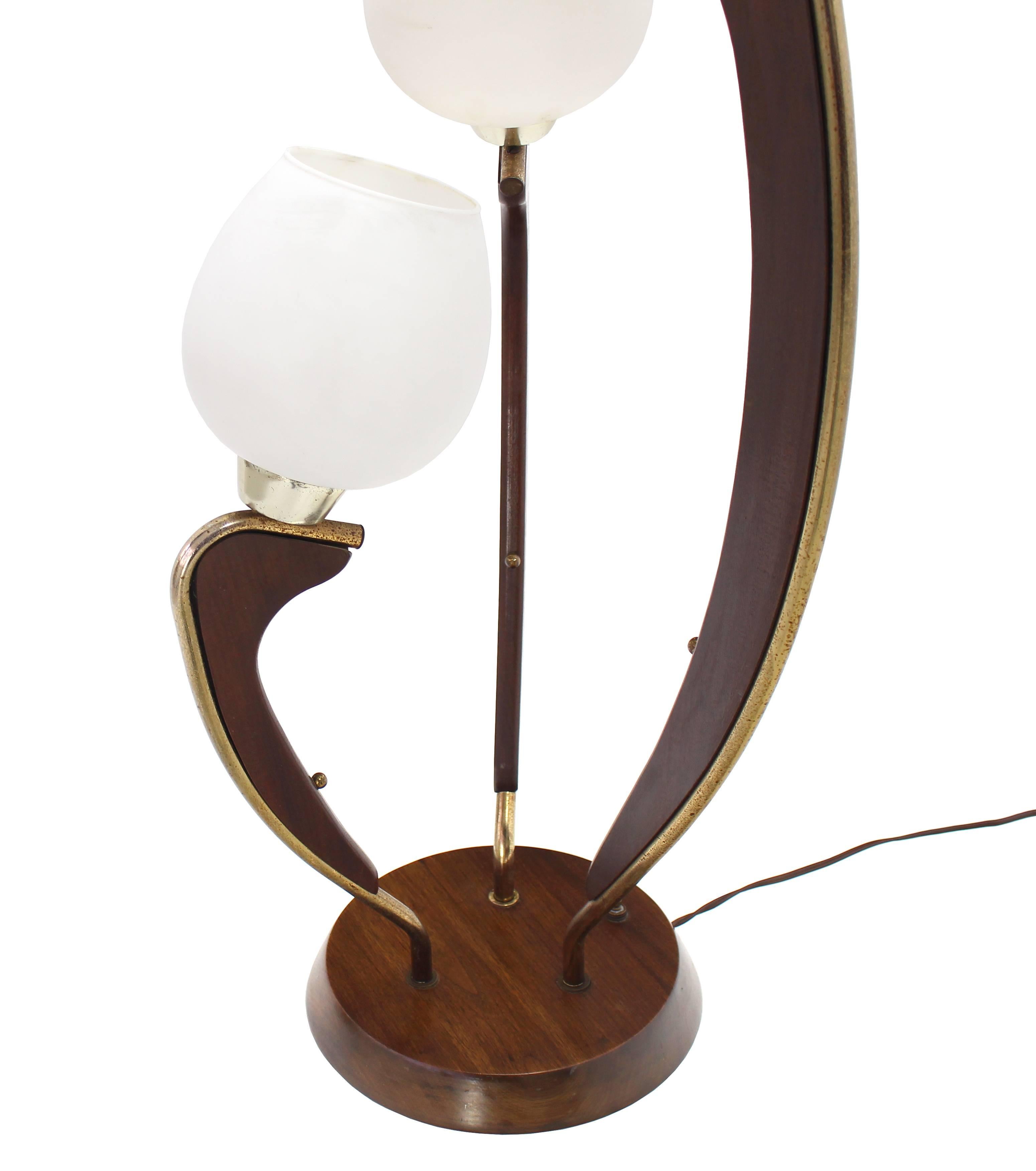 20ième siècle Lampe de bureau à trois abat-jour en noyer, laiton et verre, de style moderne du milieu du siècle dernier en vente
