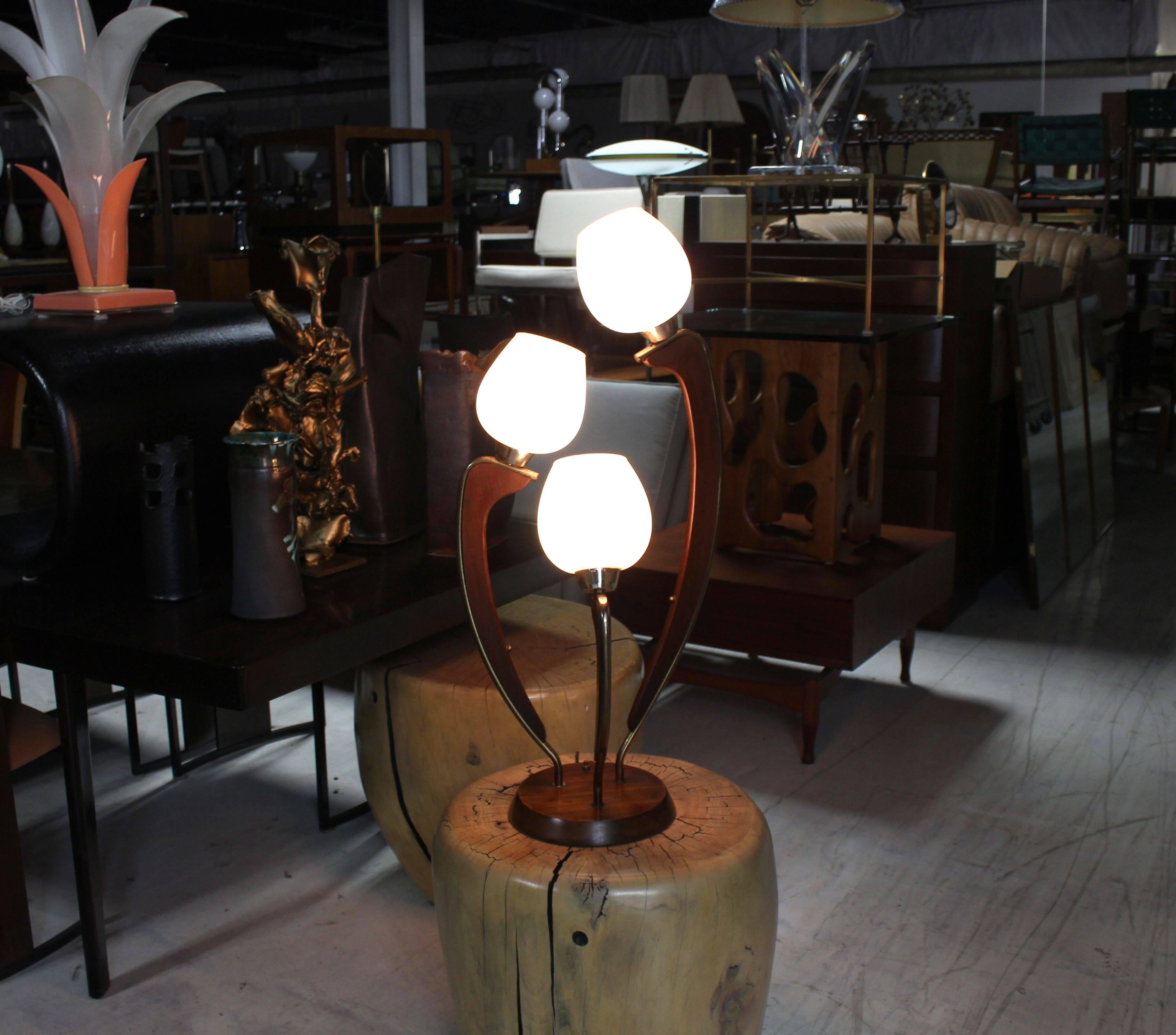 Lampe de bureau à trois abat-jour en noyer, laiton et verre, de style moderne du milieu du siècle dernier en vente 1