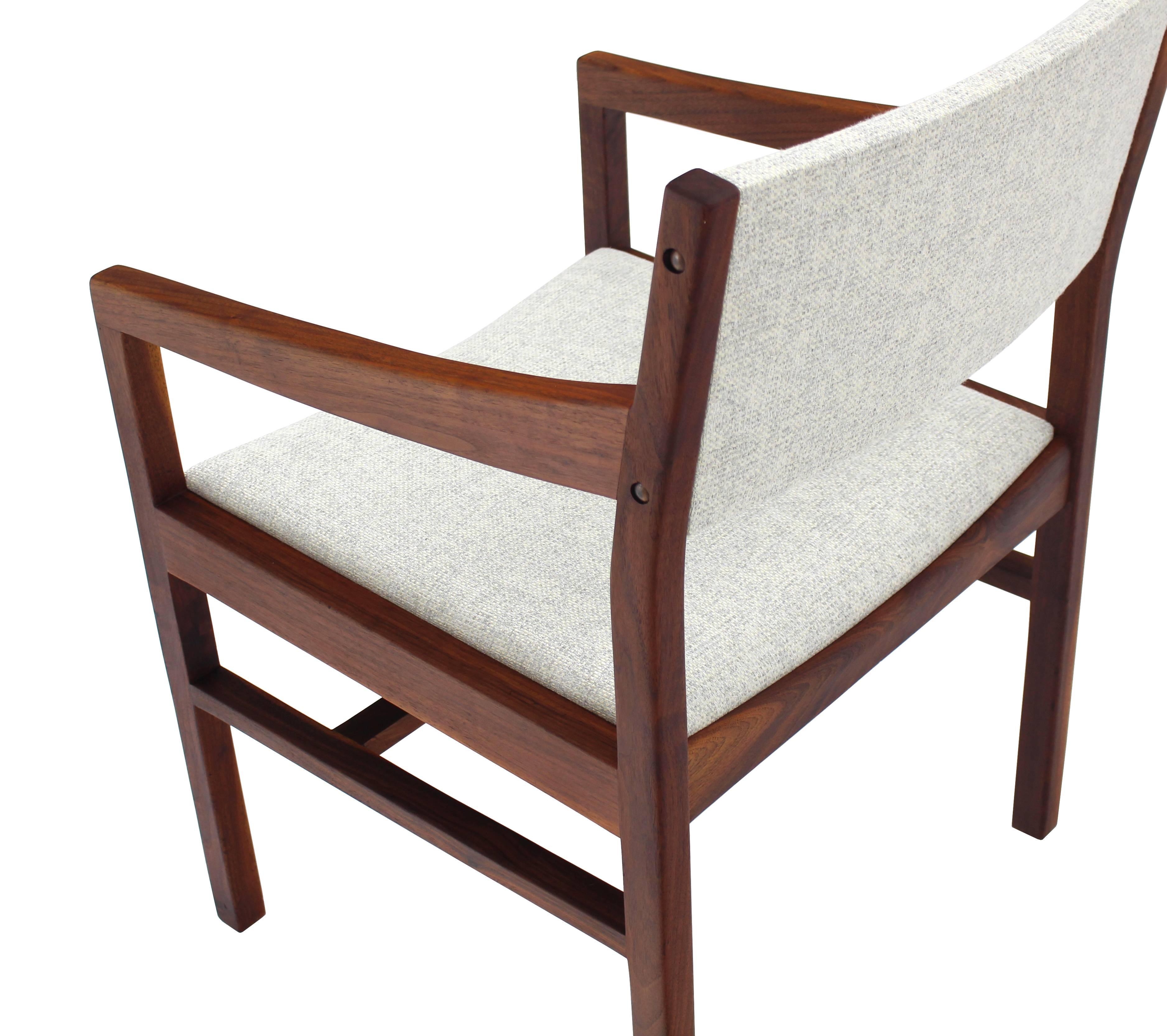 Paar Sessel aus geöltem Nussbaumholz, neu gepolstert im Zustand „Hervorragend“ im Angebot in Rockaway, NJ