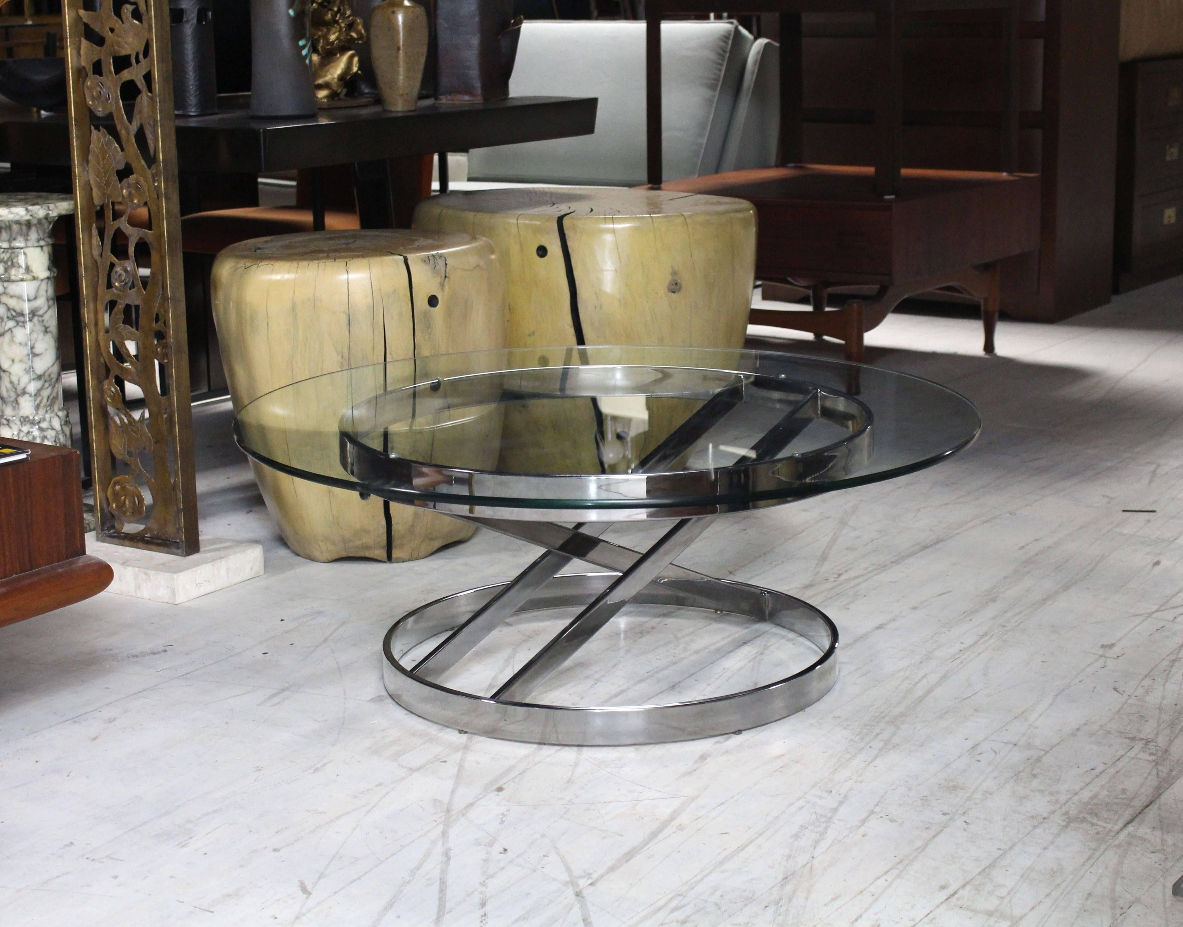 Nice round Mid-Century Modern chrome and glass coffee table.