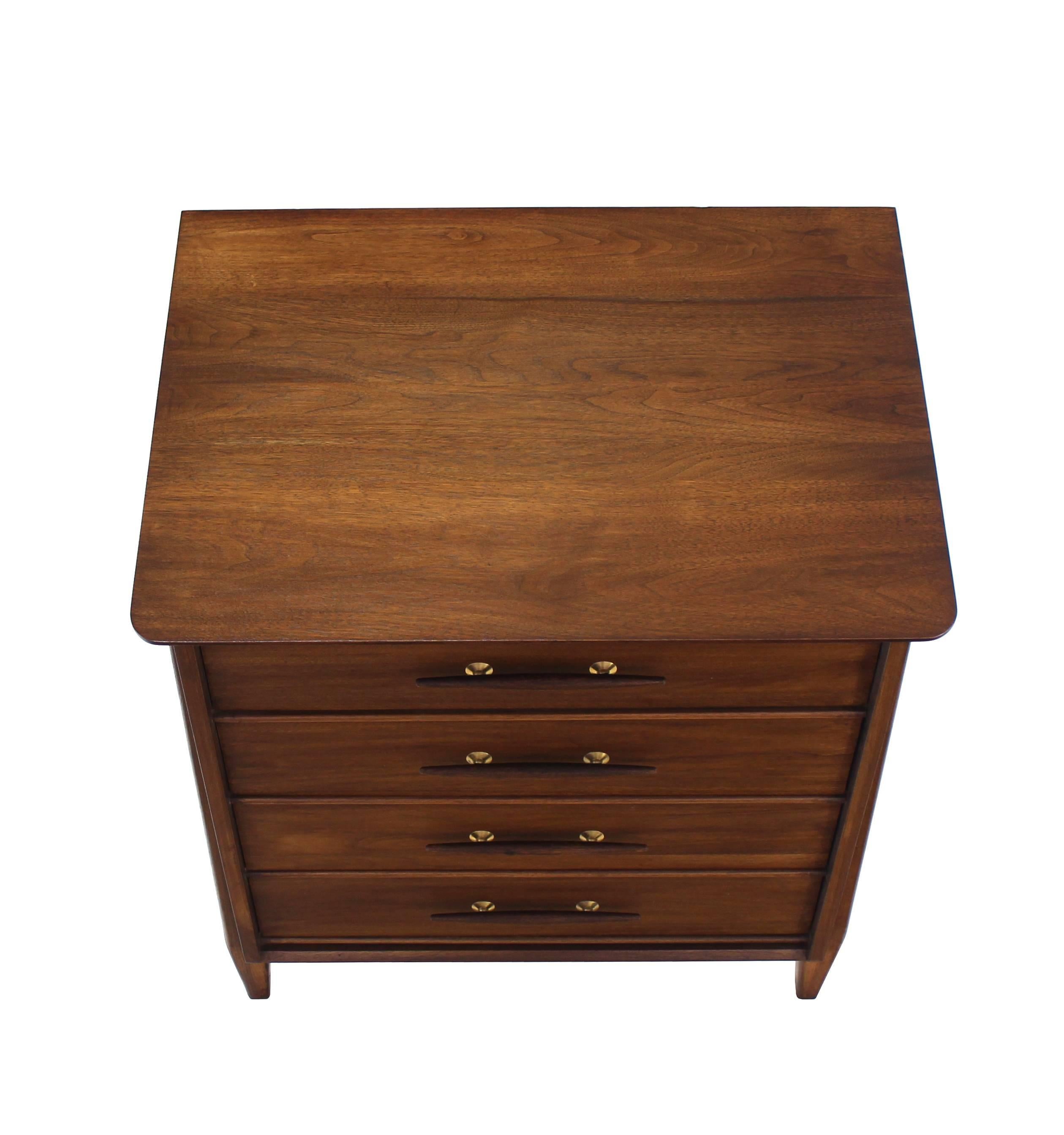 Mid-Century moderno Scrigno a quattro cassetti in noce in vendita