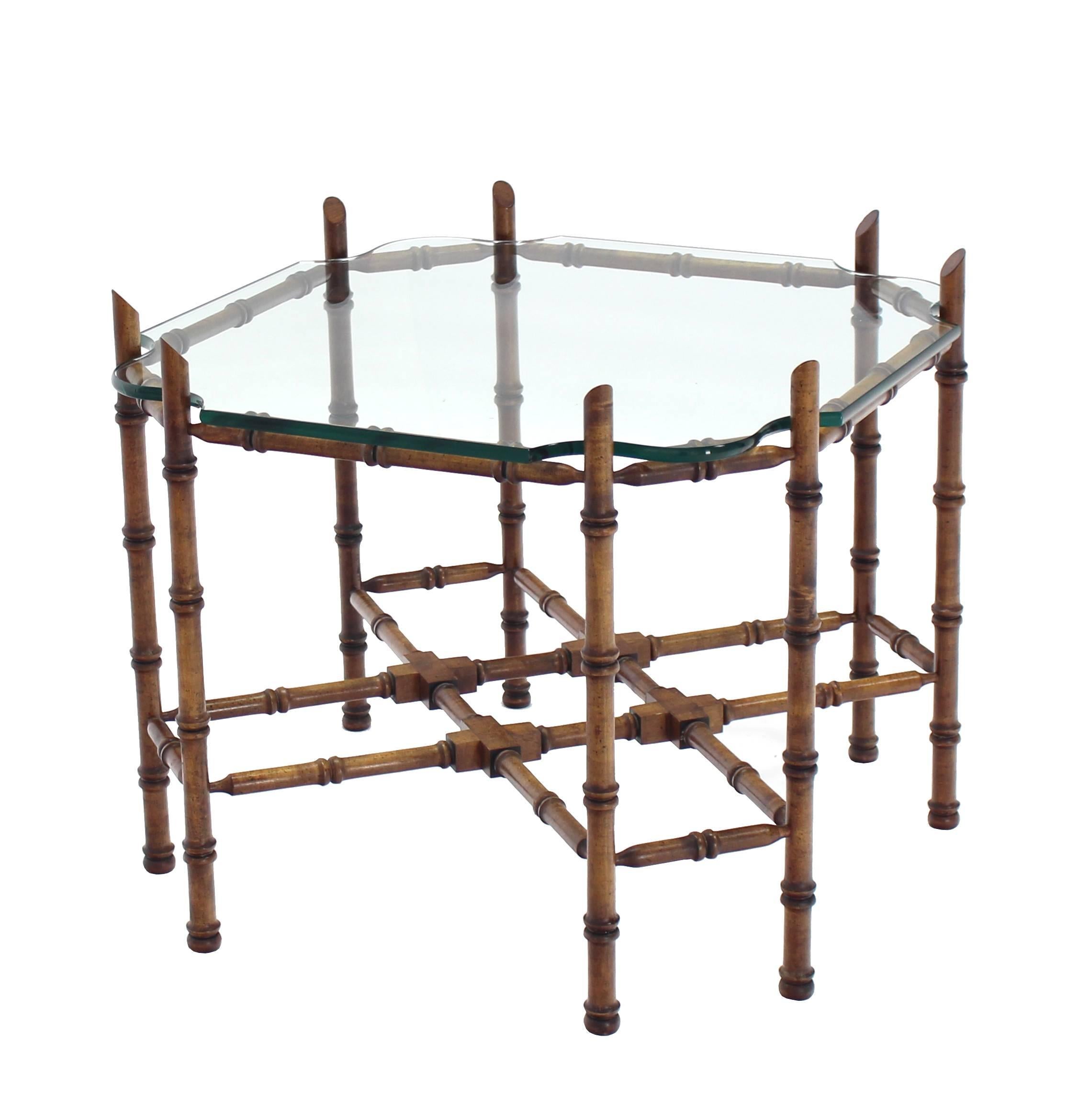 Très belle table basse ou d'appoint en faux bambou de style Mid-Century Modern.