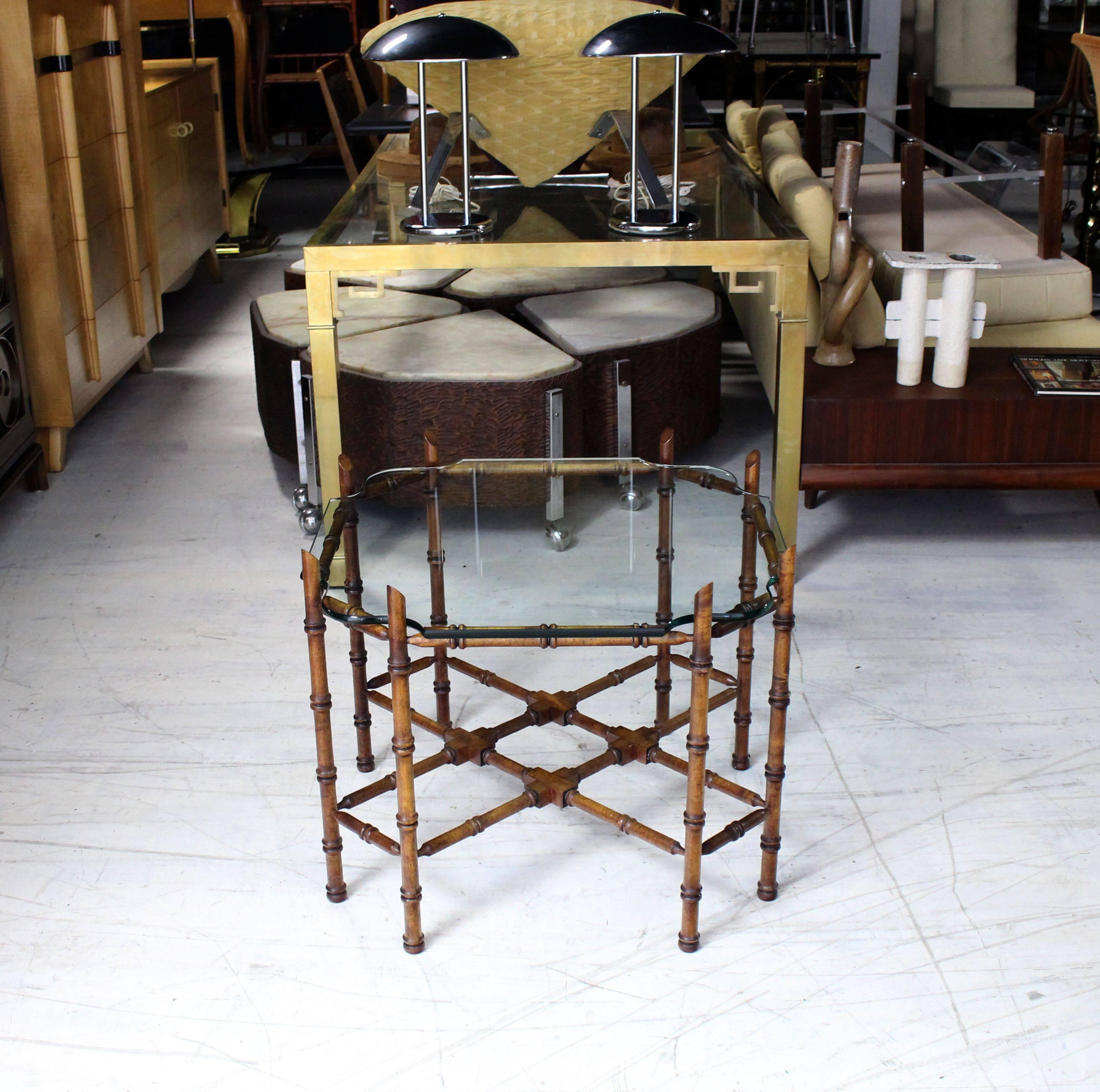 Mid-Century Modern Table d'appoint en faux bambou avec plateau en verre en vente