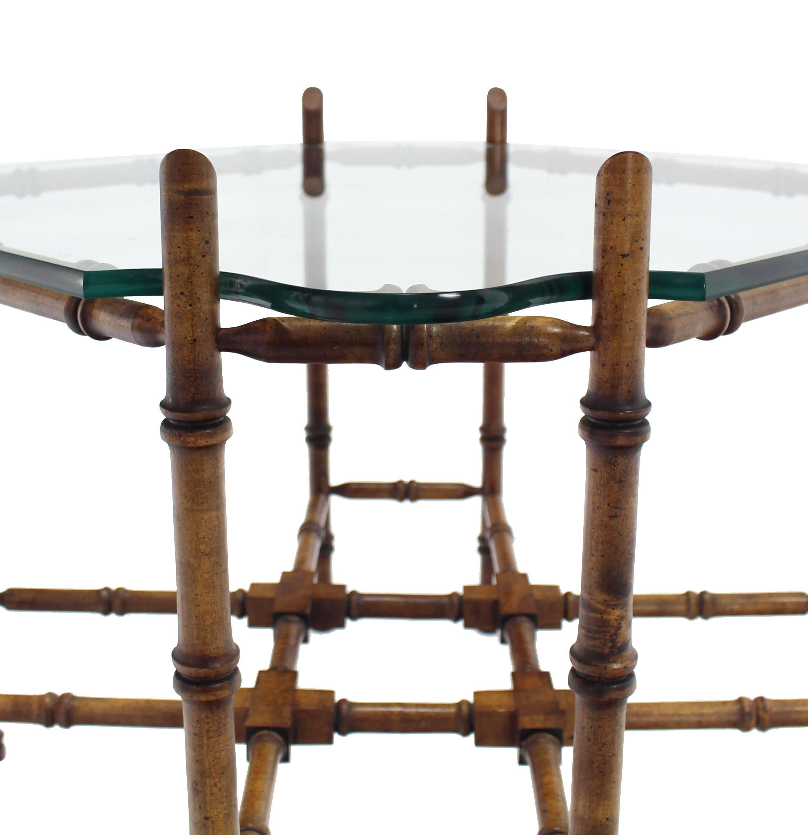 Faux Bamboo Glasplatte Beistelltisch im Zustand „Hervorragend“ im Angebot in Rockaway, NJ