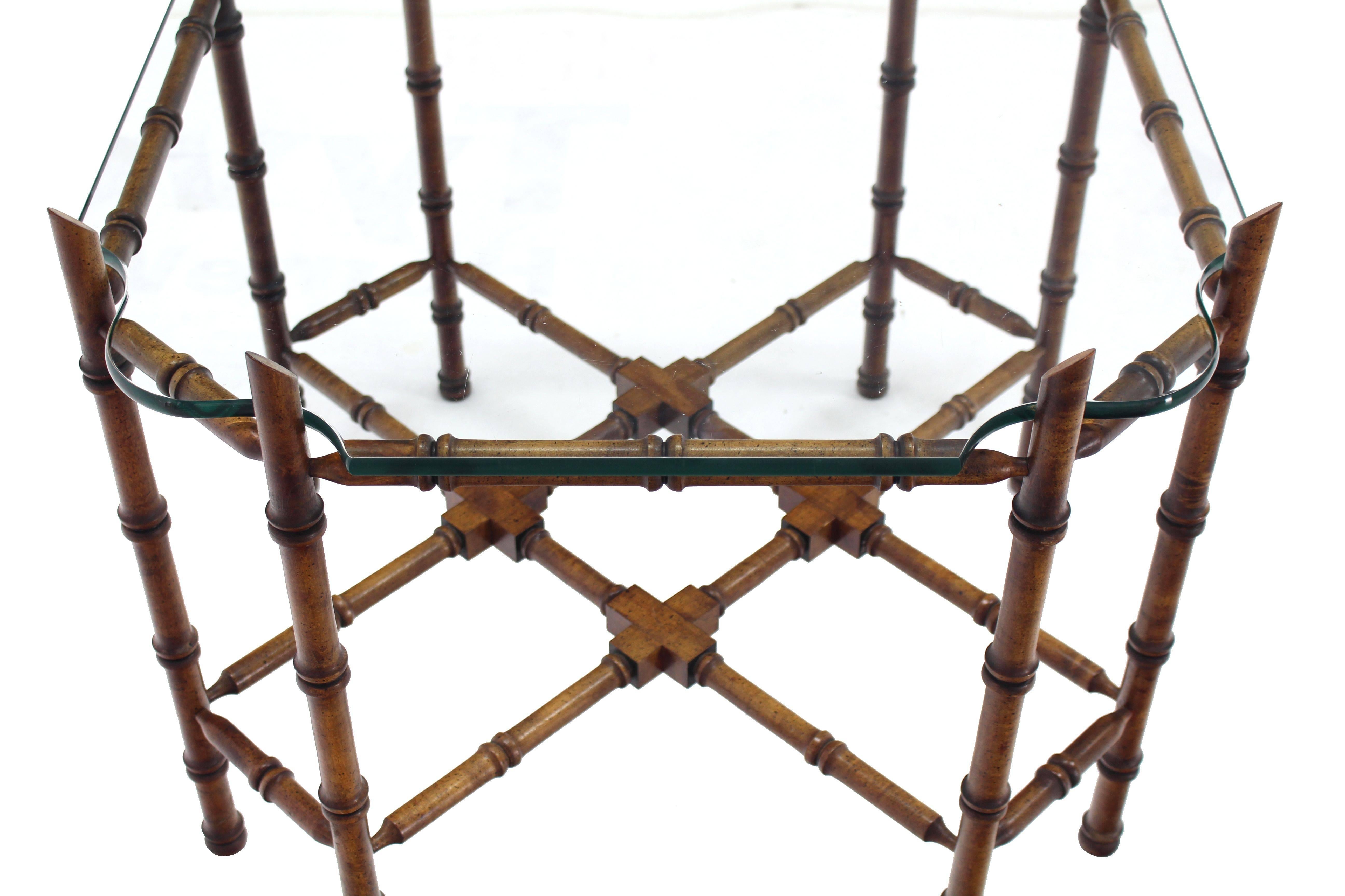 Table d'appoint en faux bambou avec plateau en verre en vente 4