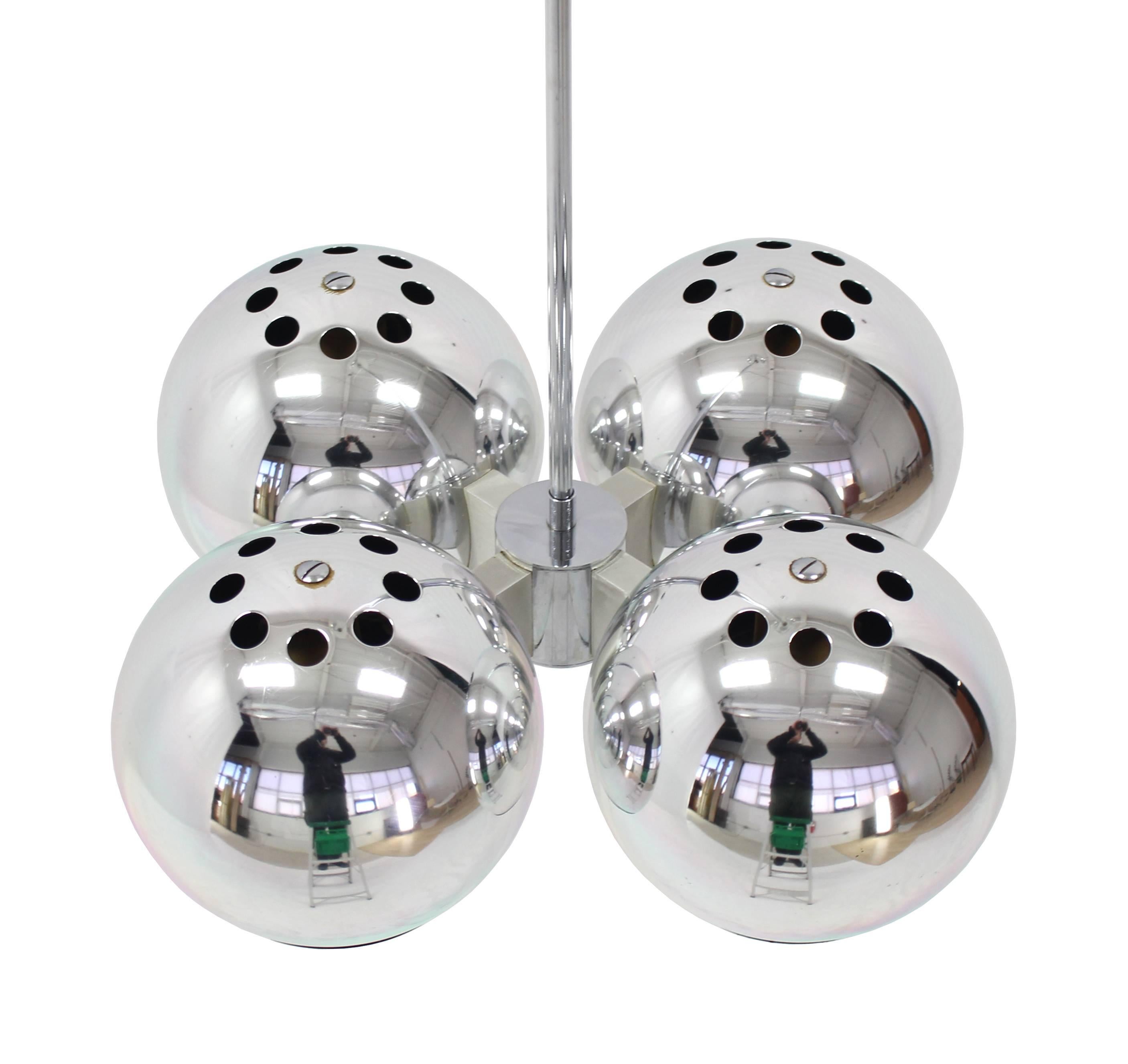 20ième siècle Lampe à suspension à quatre globes, moderne du milieu du siècle dernier en vente