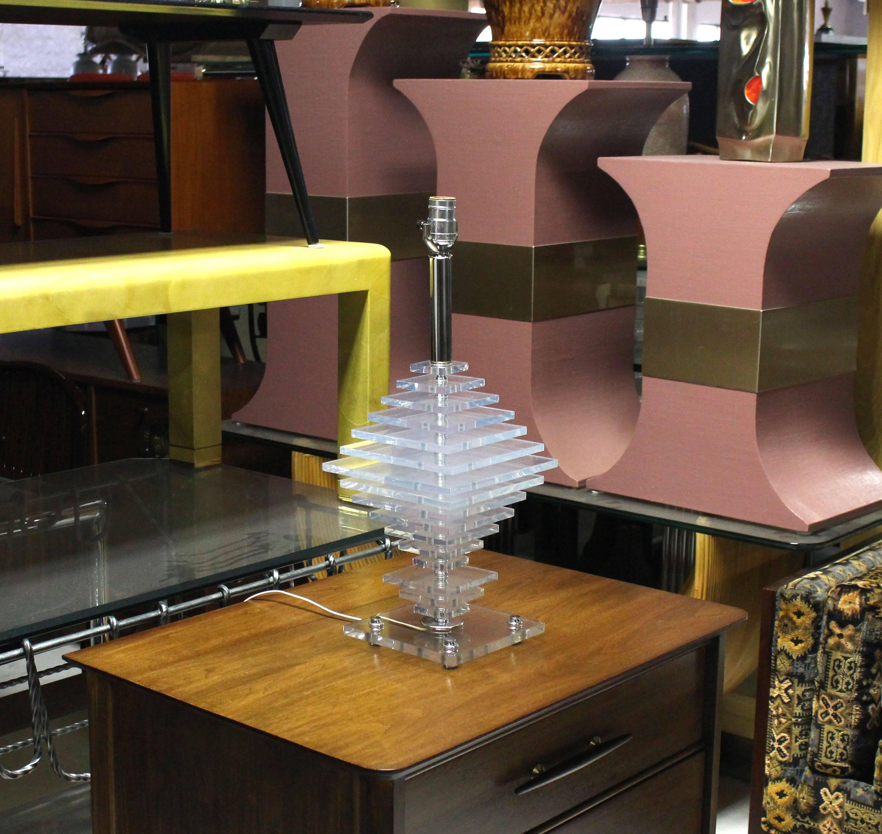 Very nice Mid-Century Modern pyramid stacked Lucite table lamp.