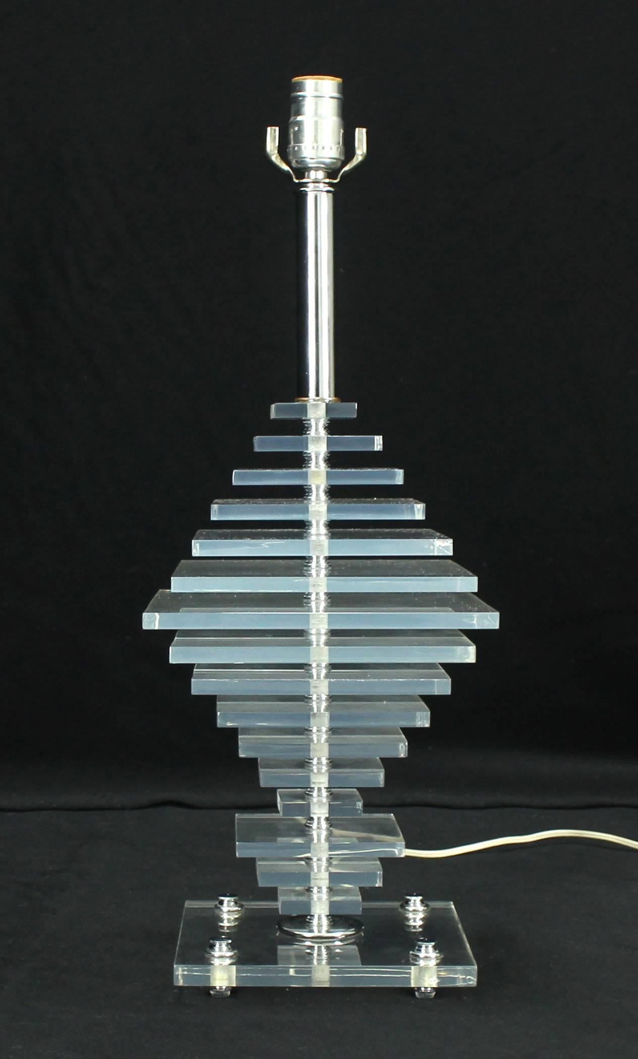 20ième siècle Grande lampe de bureau pyramidale empilée en lucite en vente