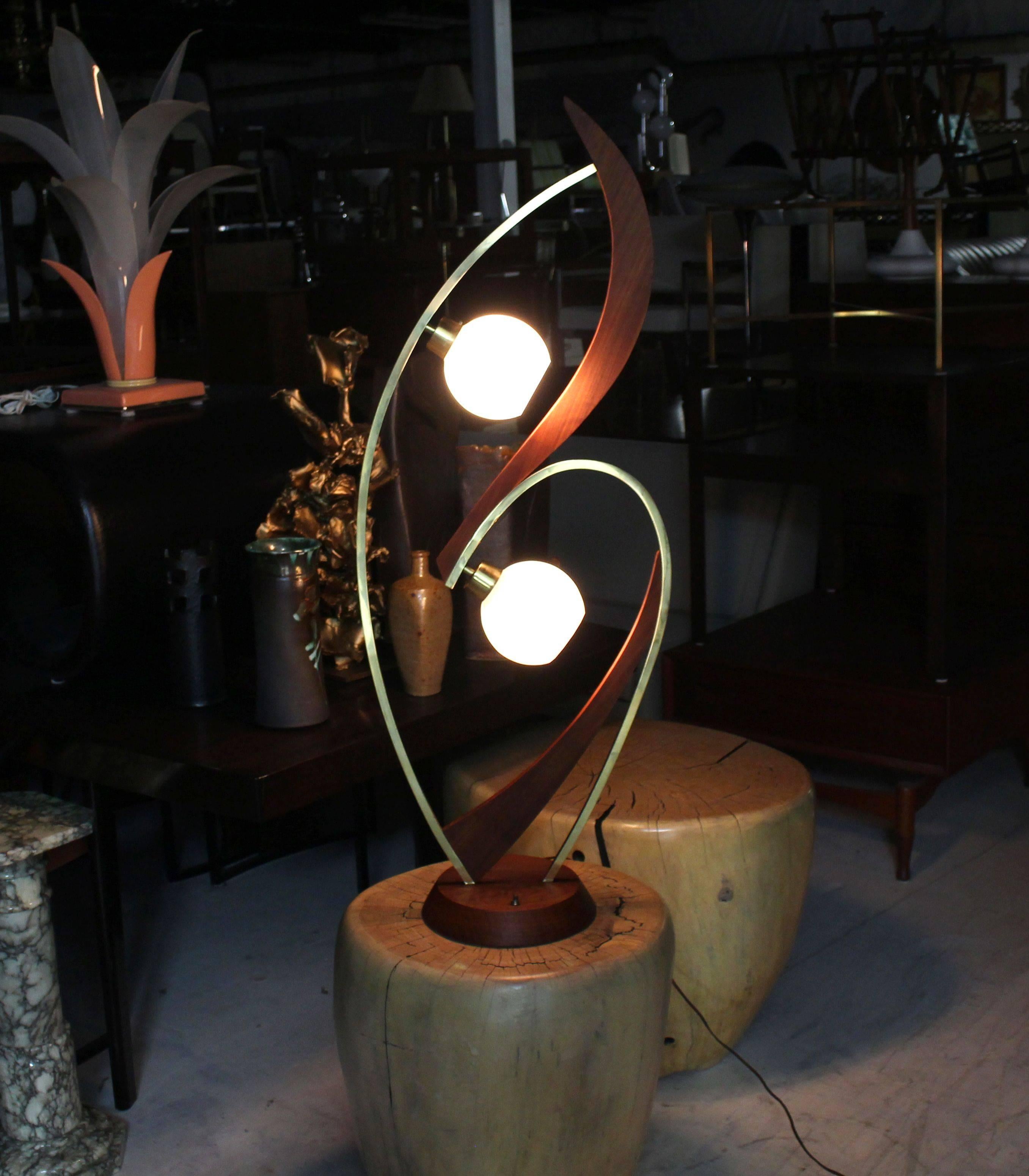 Américain Lampe de table en laiton et noyer avec deux globes en verre dépoli en vente