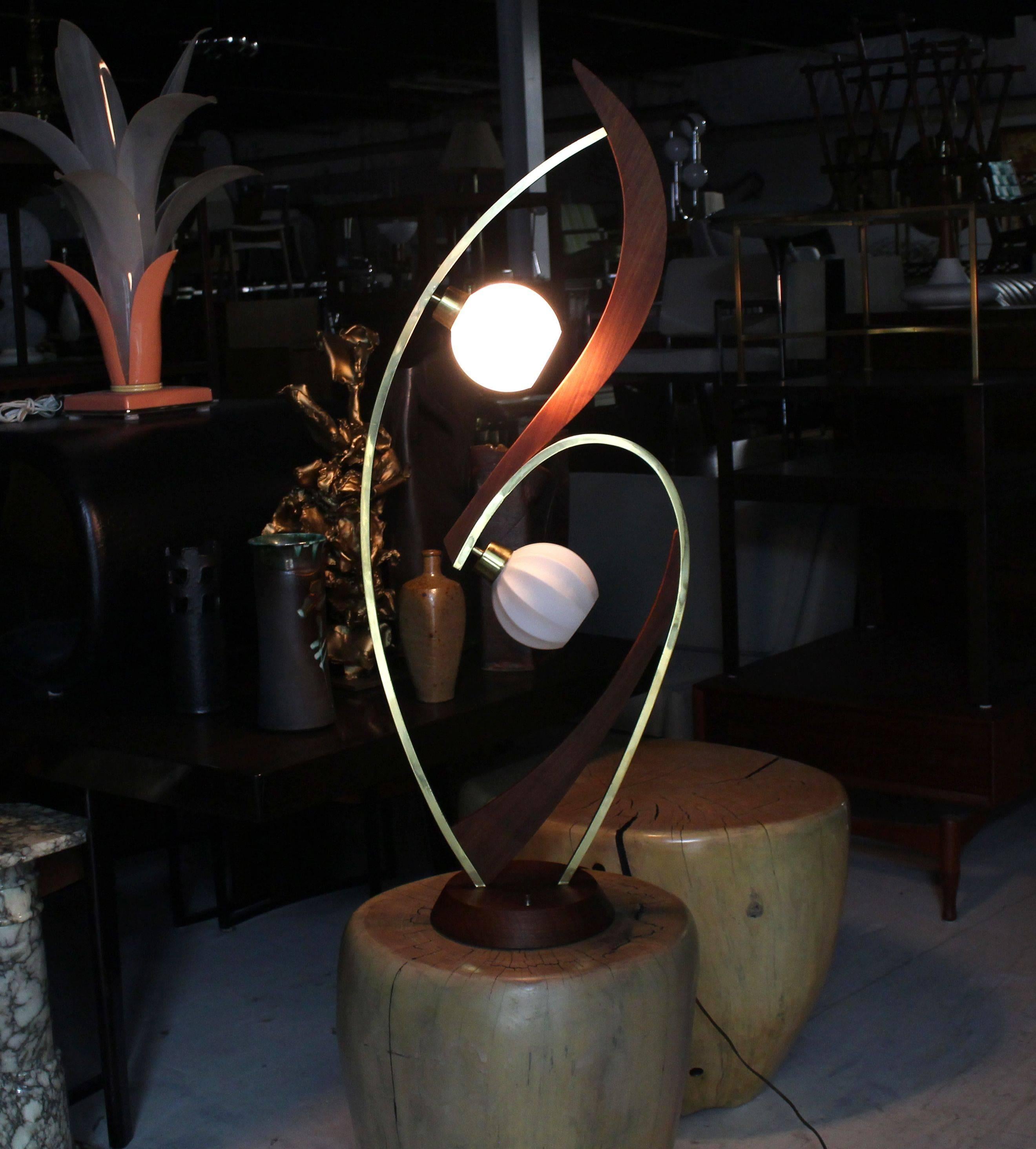 Lampe de table en laiton et noyer avec deux globes en verre dépoli en vente 3