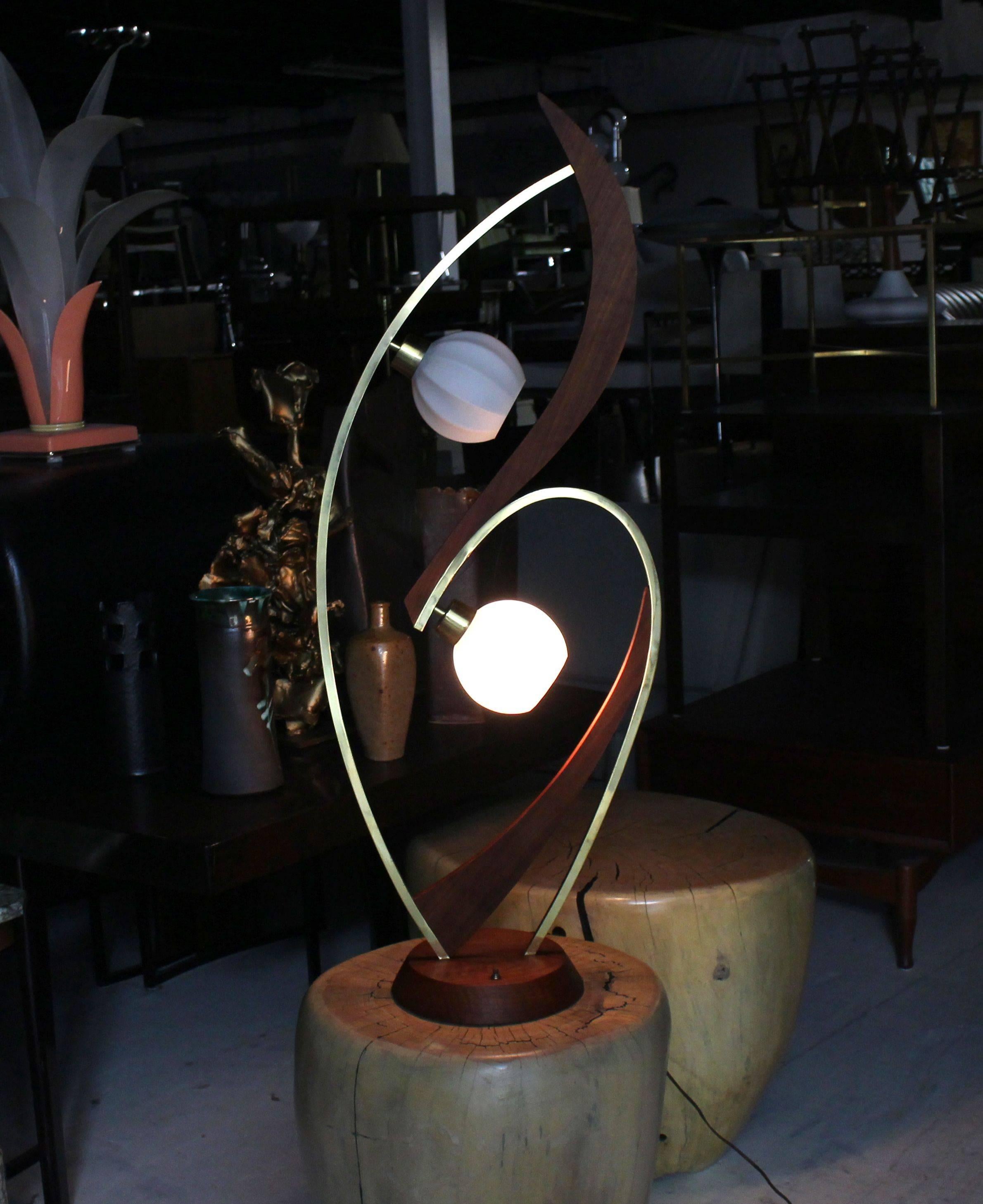 Lampe de table en laiton et noyer avec deux globes en verre dépoli en vente 4