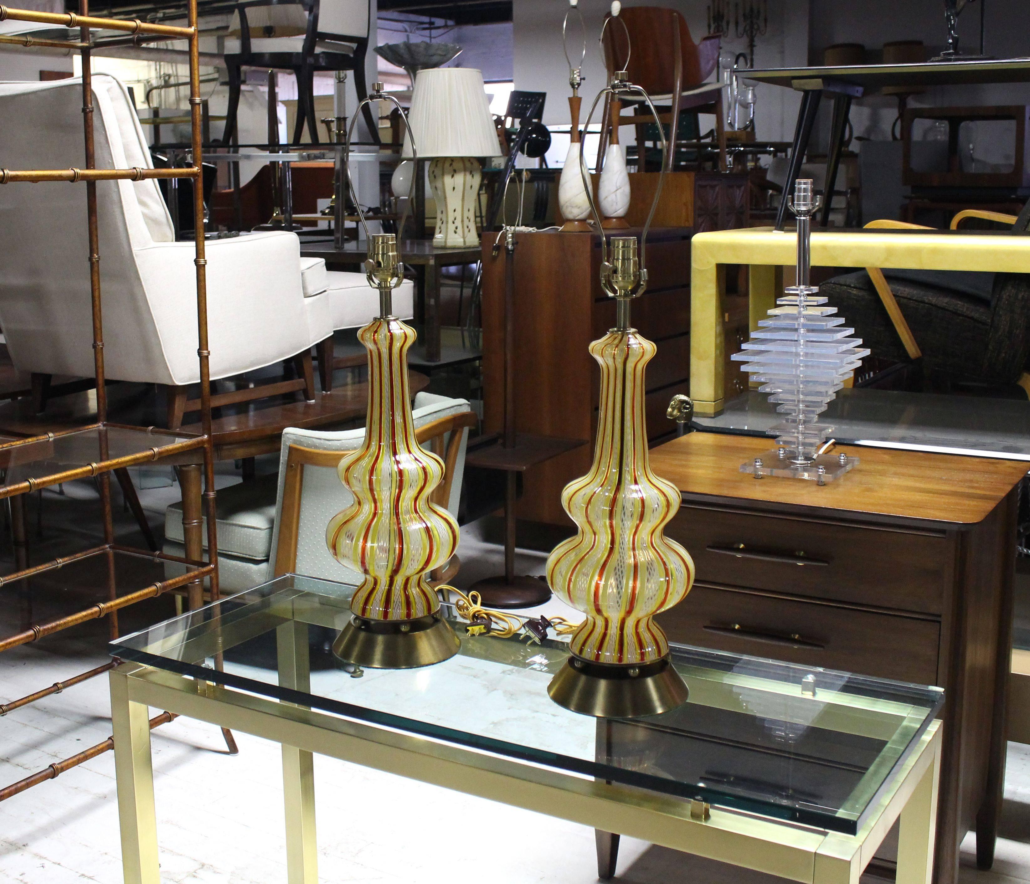 Paire de très belles lampes de table en verre d'art moderne du milieu du siècle.