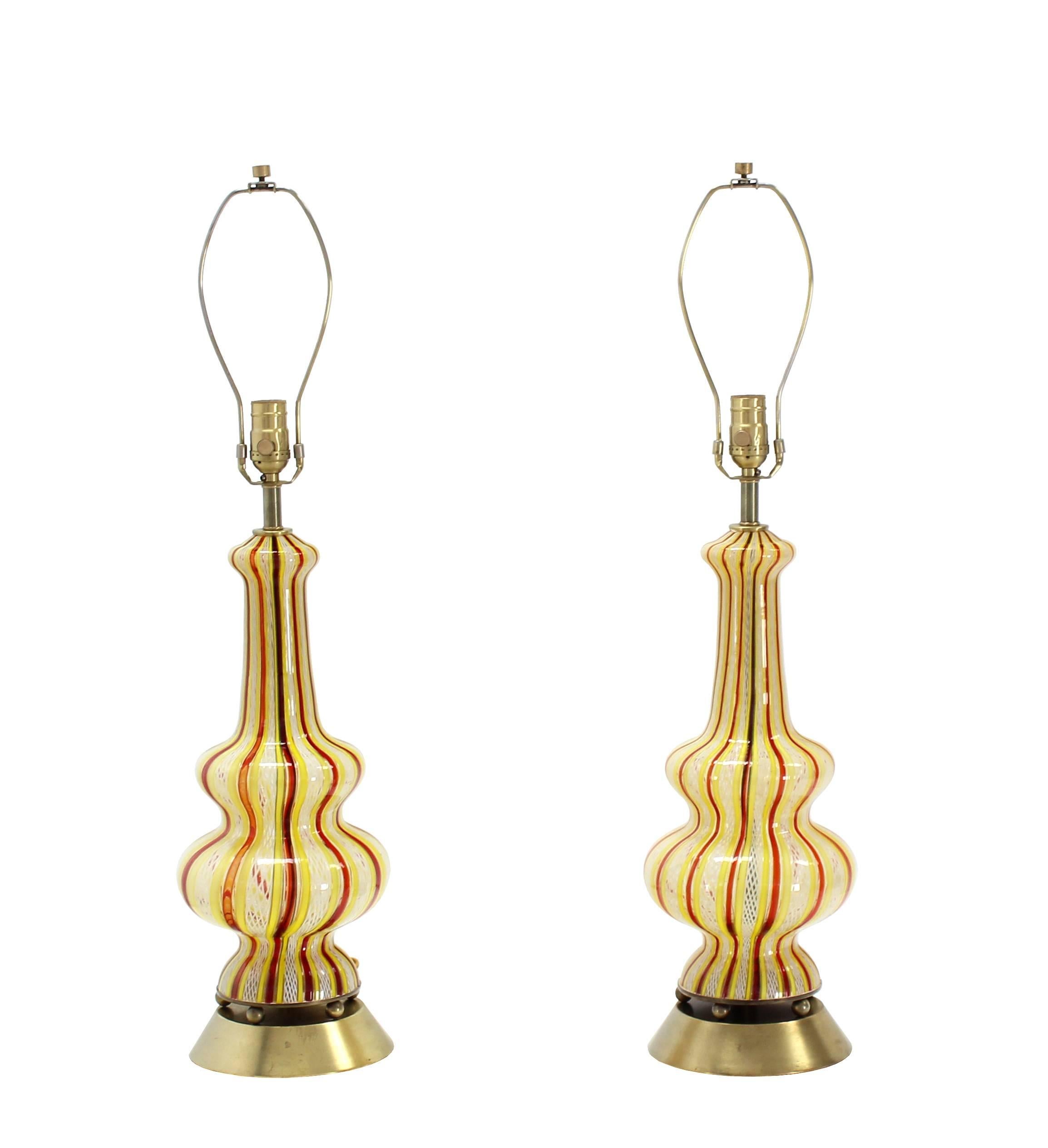 Mid-Century Modern Paire de lampes de bureau décoratives en verre soufflé de style Murano en vente