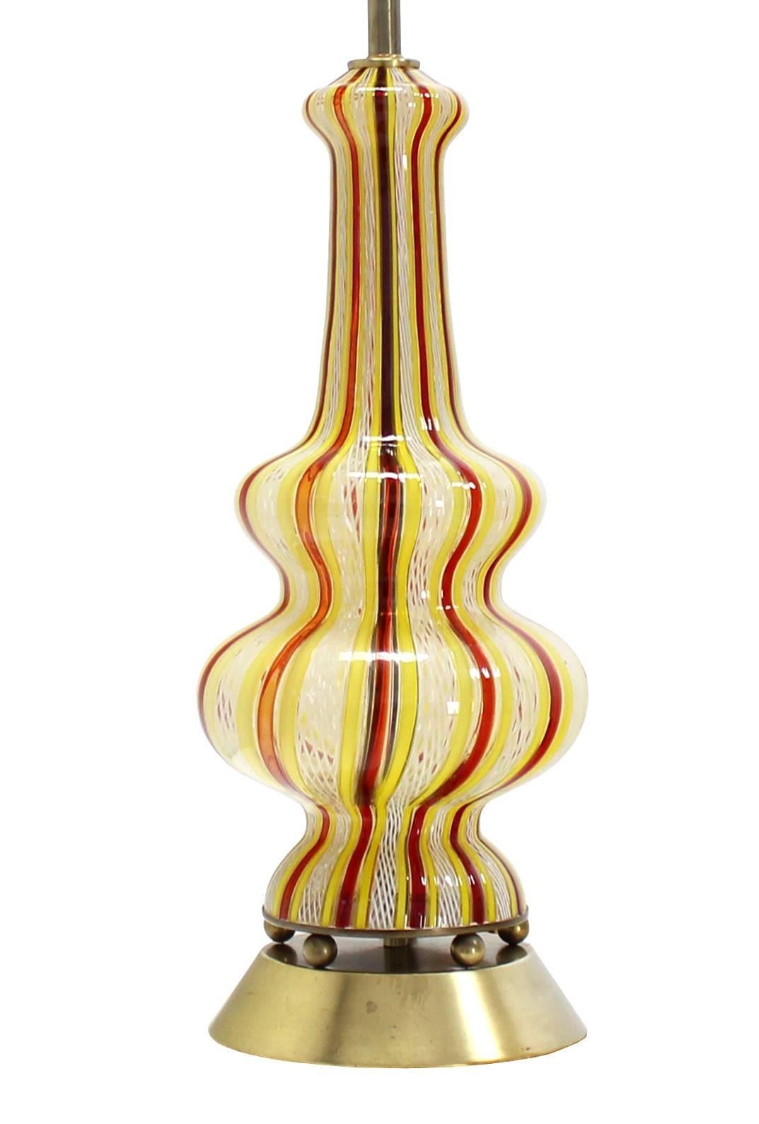 20ième siècle Paire de lampes de bureau décoratives en verre soufflé de style Murano en vente