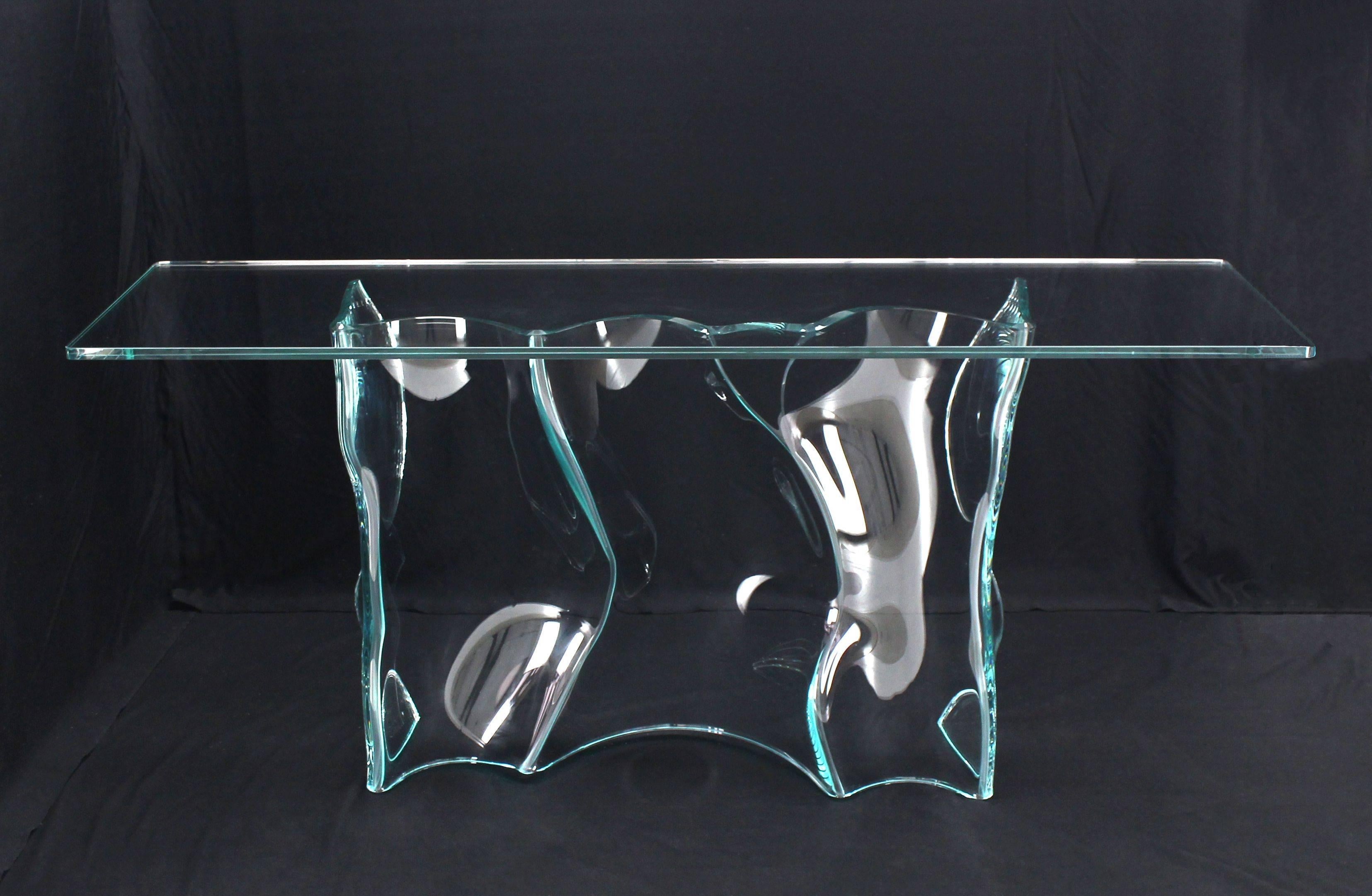 Sehr ungewöhnlicher Studio-Konsolentisch aus formgepresstem Glas mit dicker Glasplatte.
