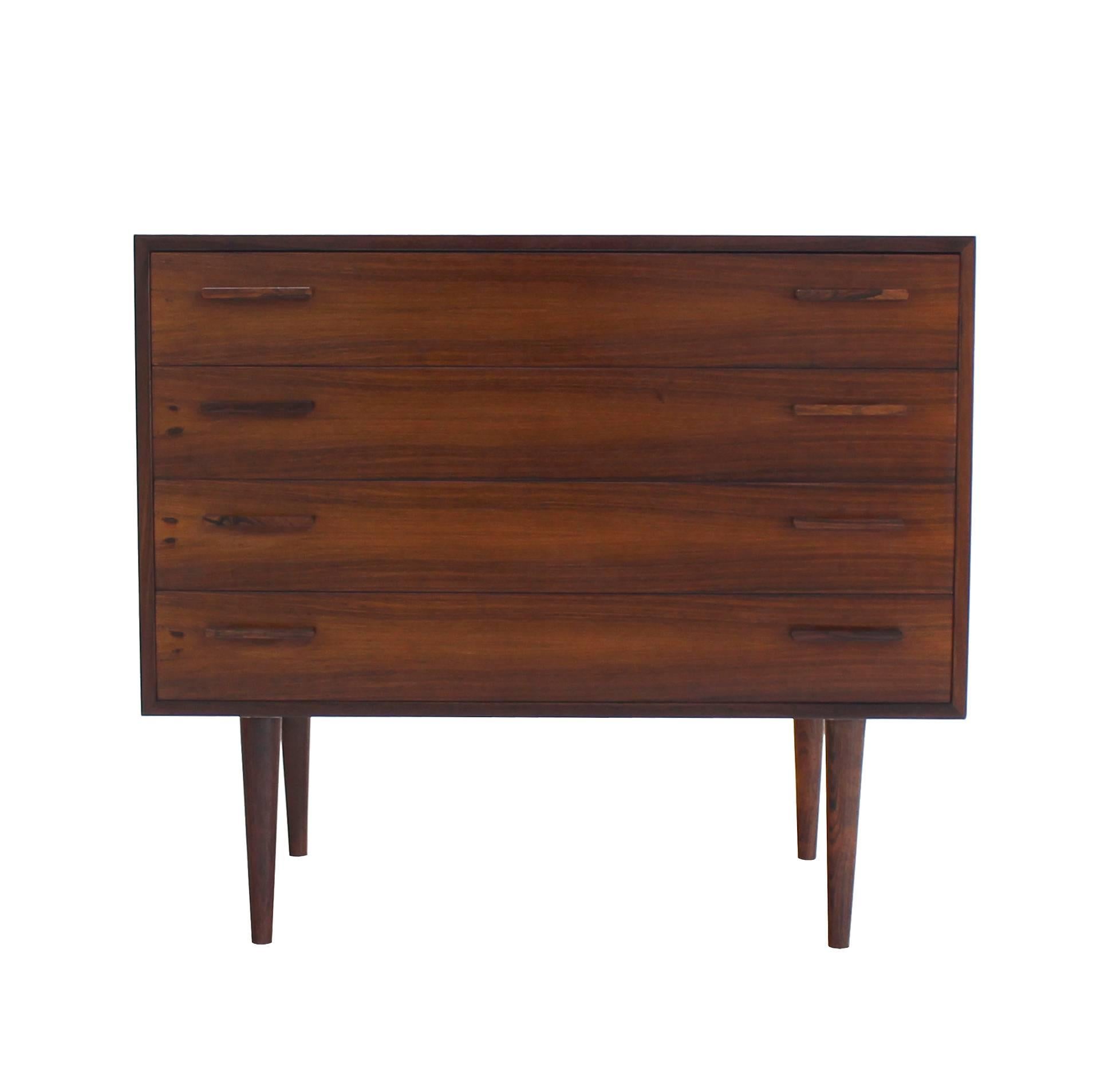 Bella cassettiera a quattro cassetti in legno di palissandro del Mid-Century Modern in vendita 1