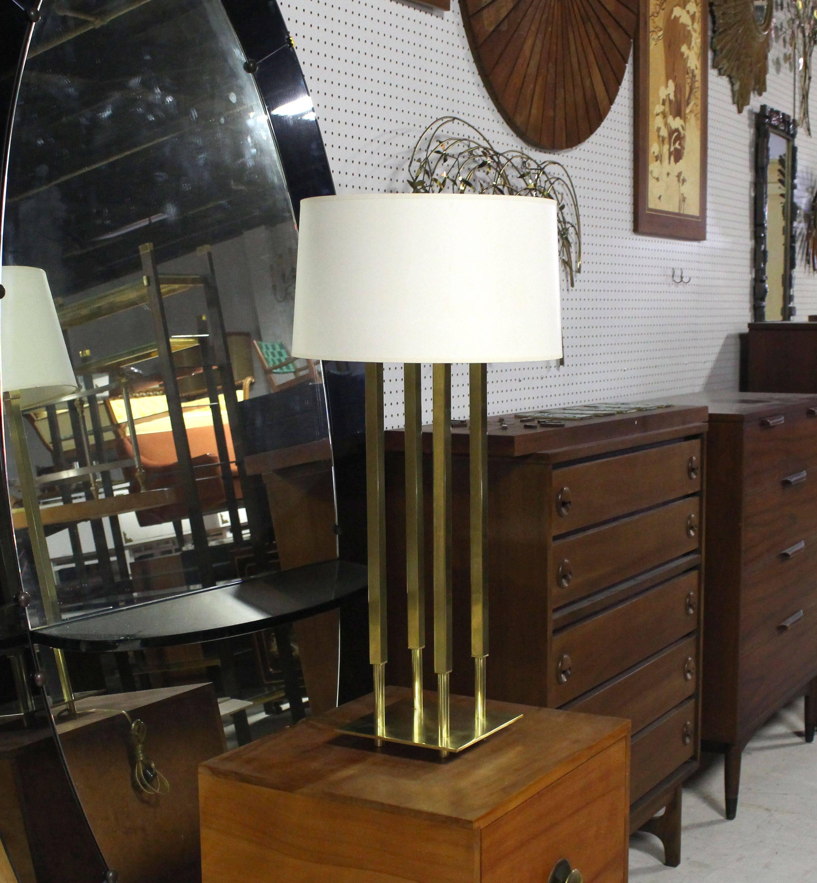 Mid-Century Modern Lampe de table Stiffel en laiton massif en vente