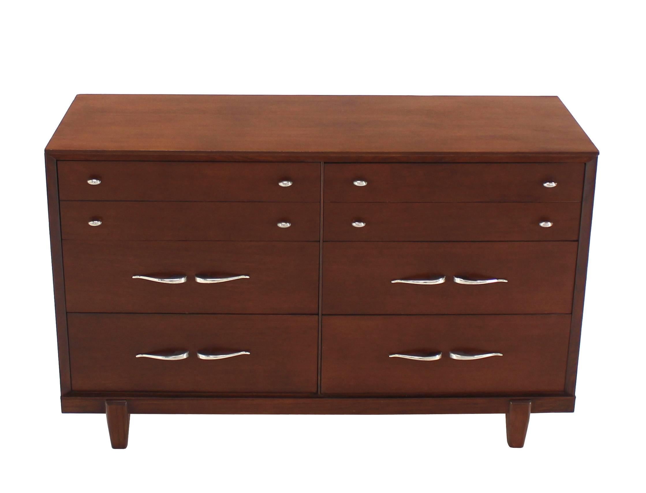 Cassettone modernista americano.