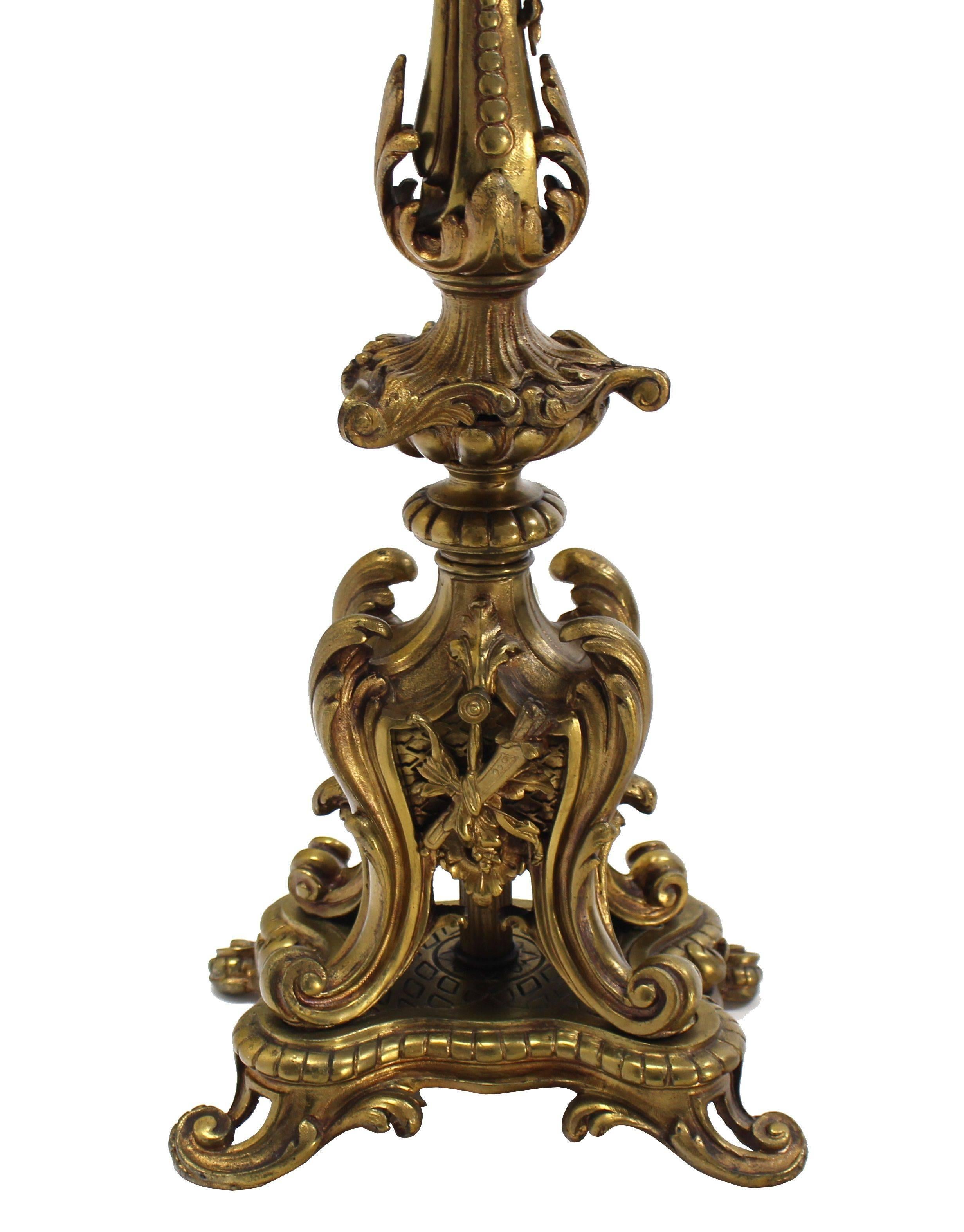 Américain Lampe de bureau candélabre en métal doré de style rococo en vente