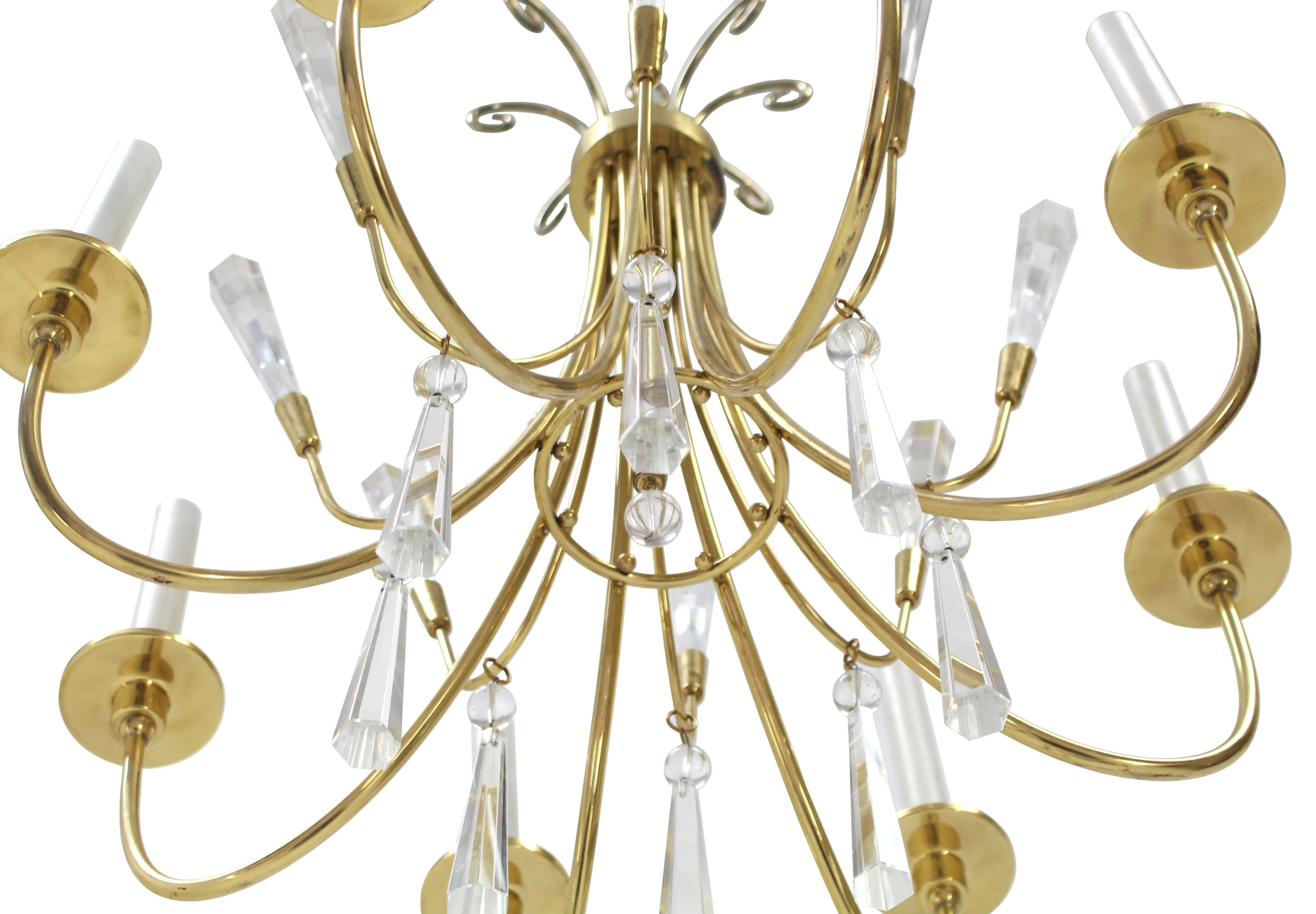 Mid-Century Modern Lustre en laiton et lucite de style mi-siècle moderne en vente