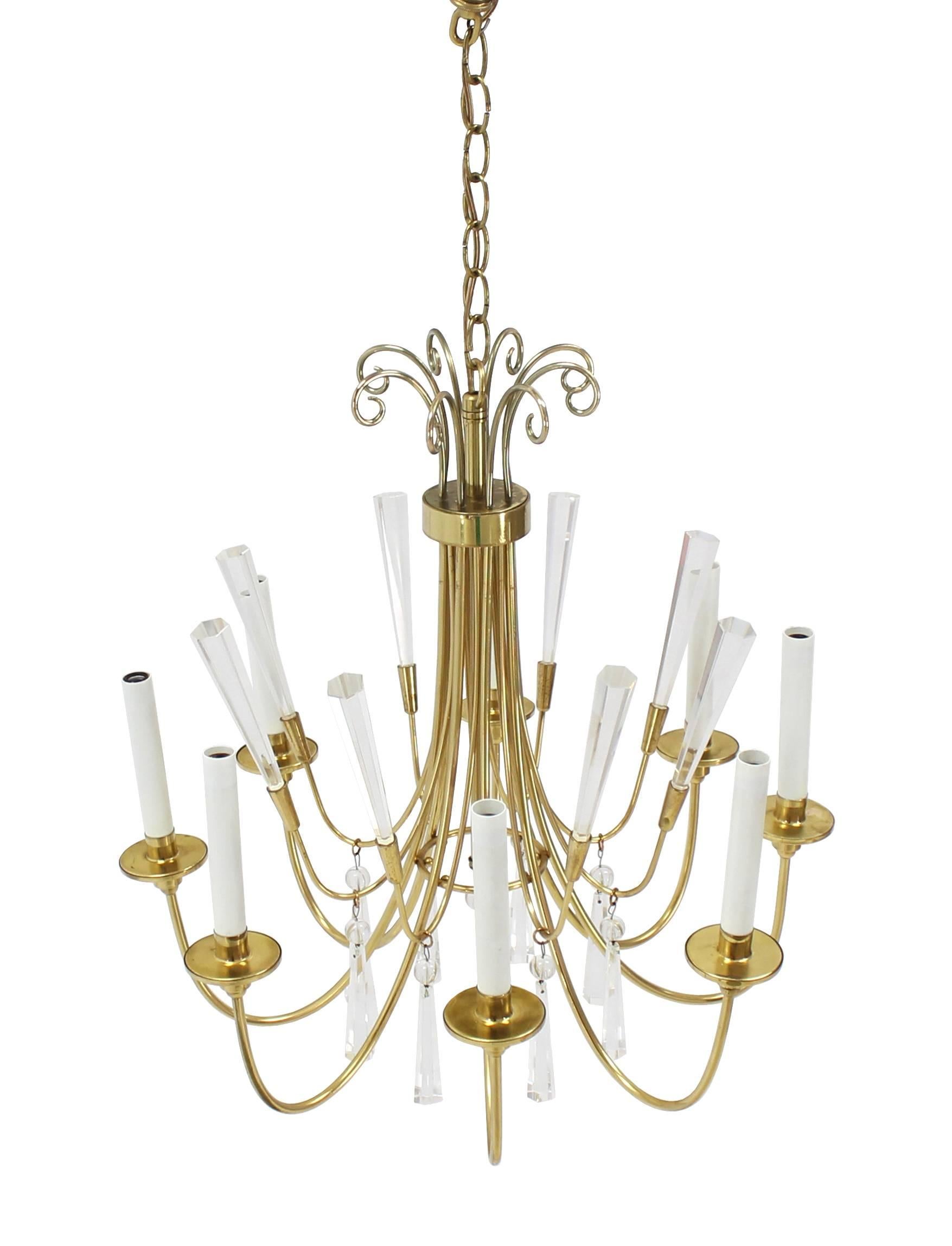 20ième siècle Lustre en laiton et lucite de style mi-siècle moderne en vente