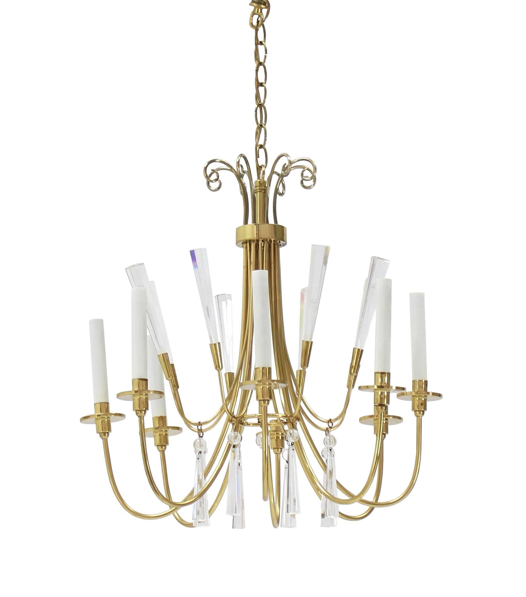 Lustre en laiton et lucite de style mi-siècle moderne en vente 1