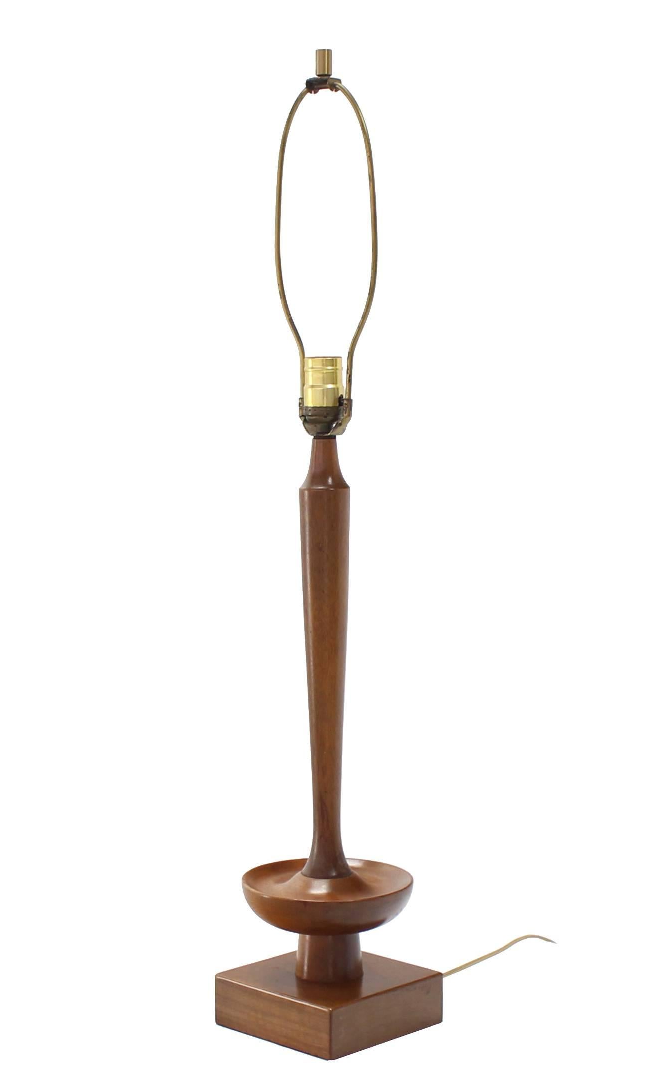 Moderne gedrechselte Mid-Century-Tischlampe von Heifetz (20. Jahrhundert) im Angebot