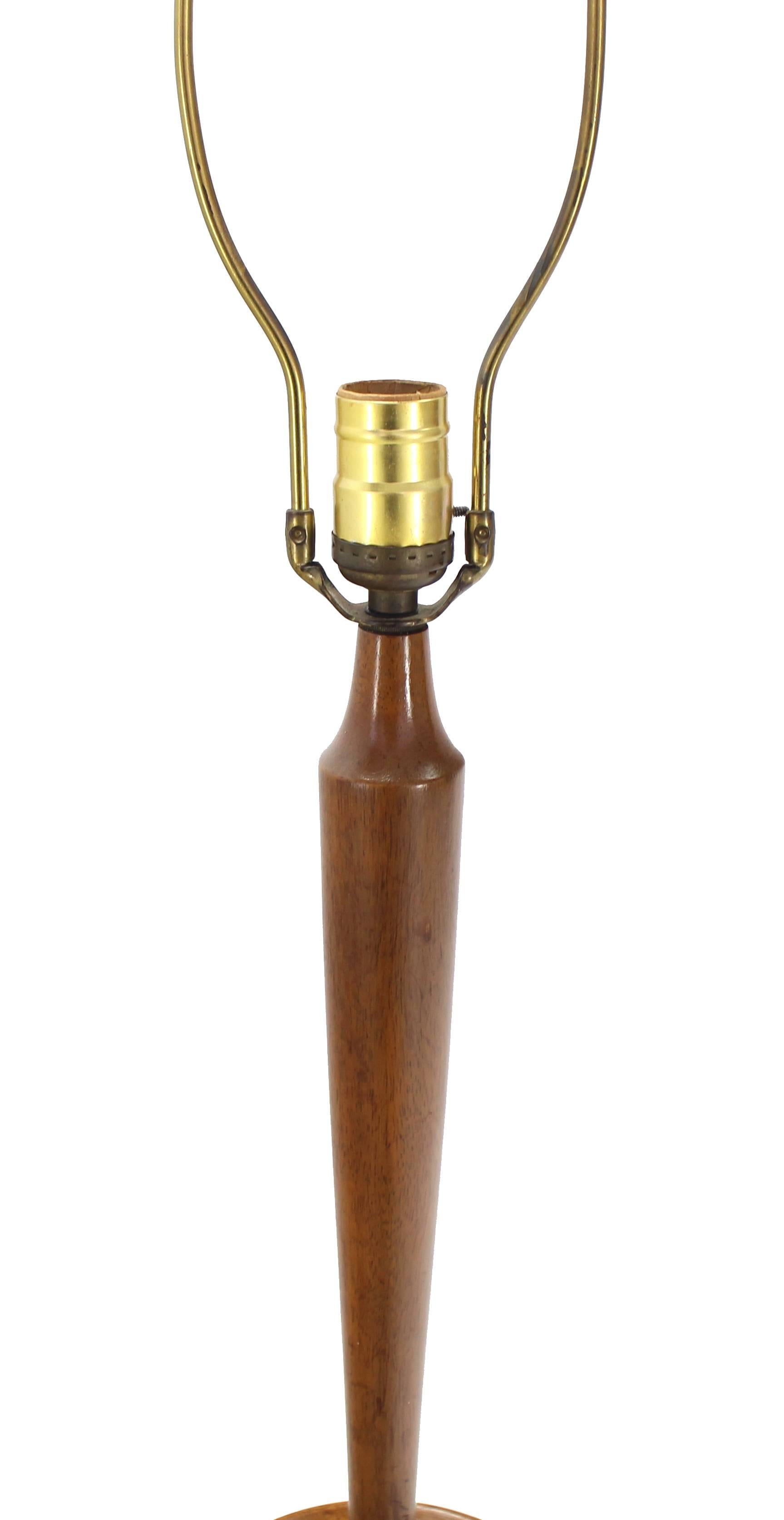 Moderne gedrechselte Mid-Century-Tischlampe von Heifetz im Angebot 2