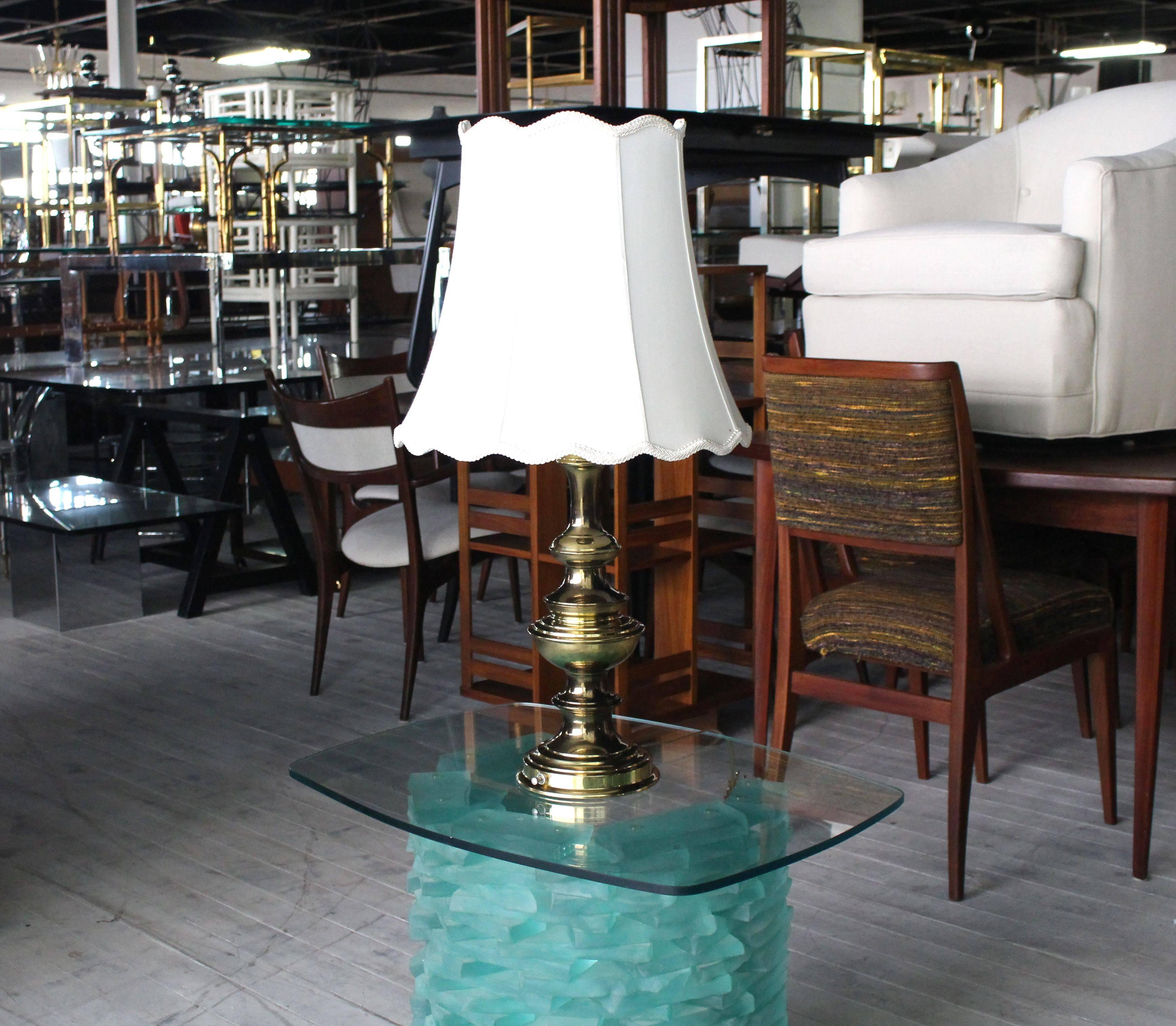 Très belle lampe de table en laiton massif du milieu du siècle dernier.