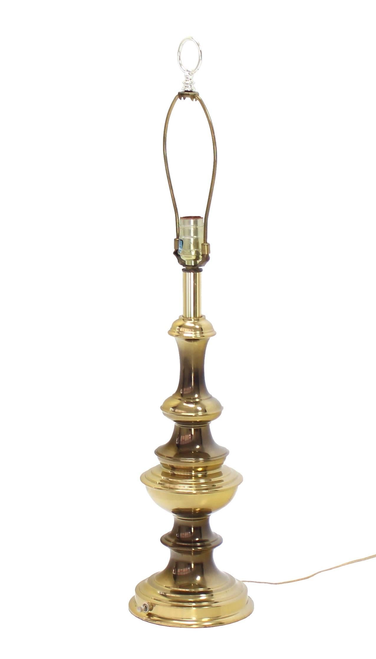 Mid-Century Modern Lampe de table en laiton massif en vente