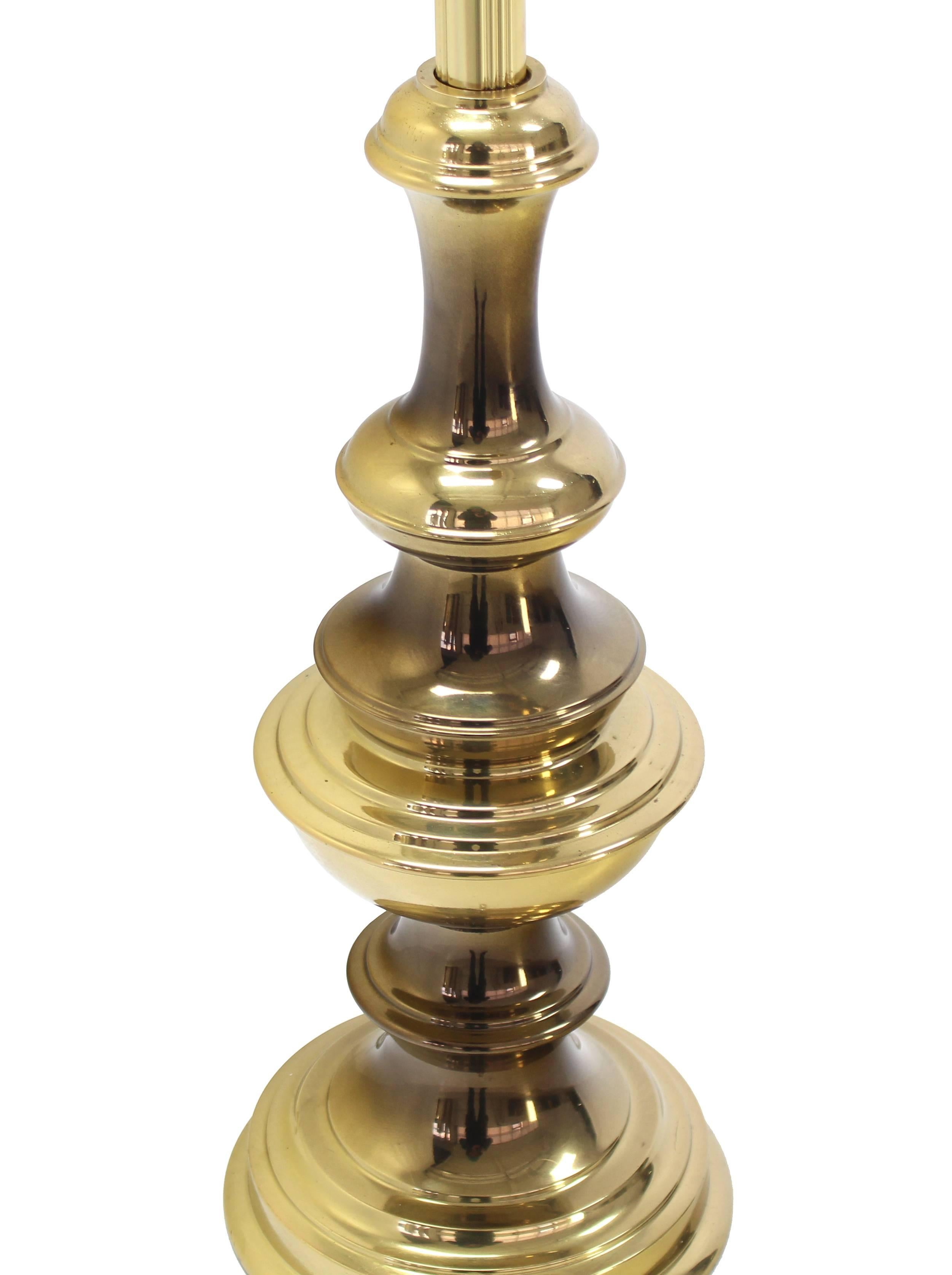 Américain Lampe de table en laiton massif en vente