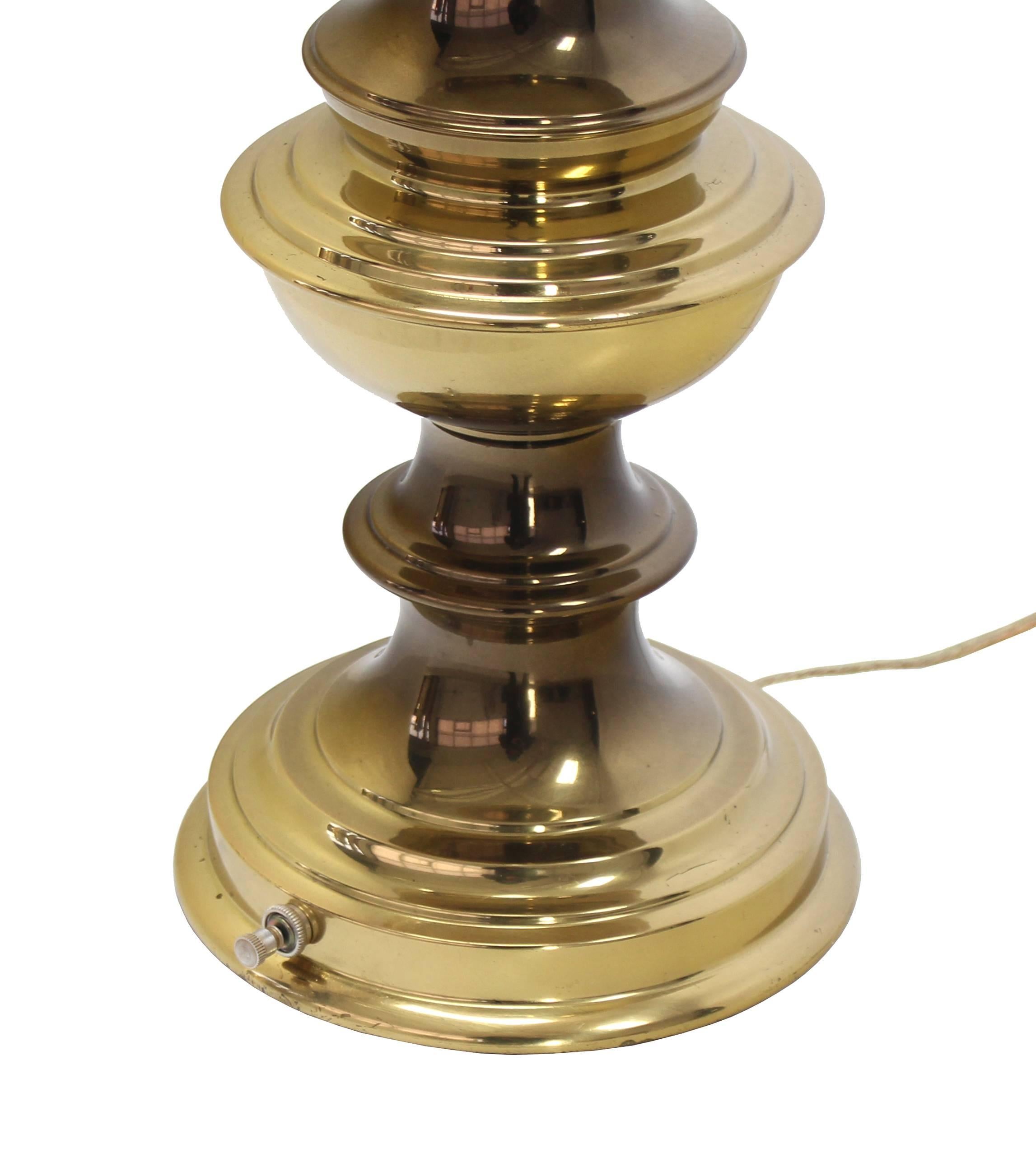 20ième siècle Lampe de table en laiton massif en vente