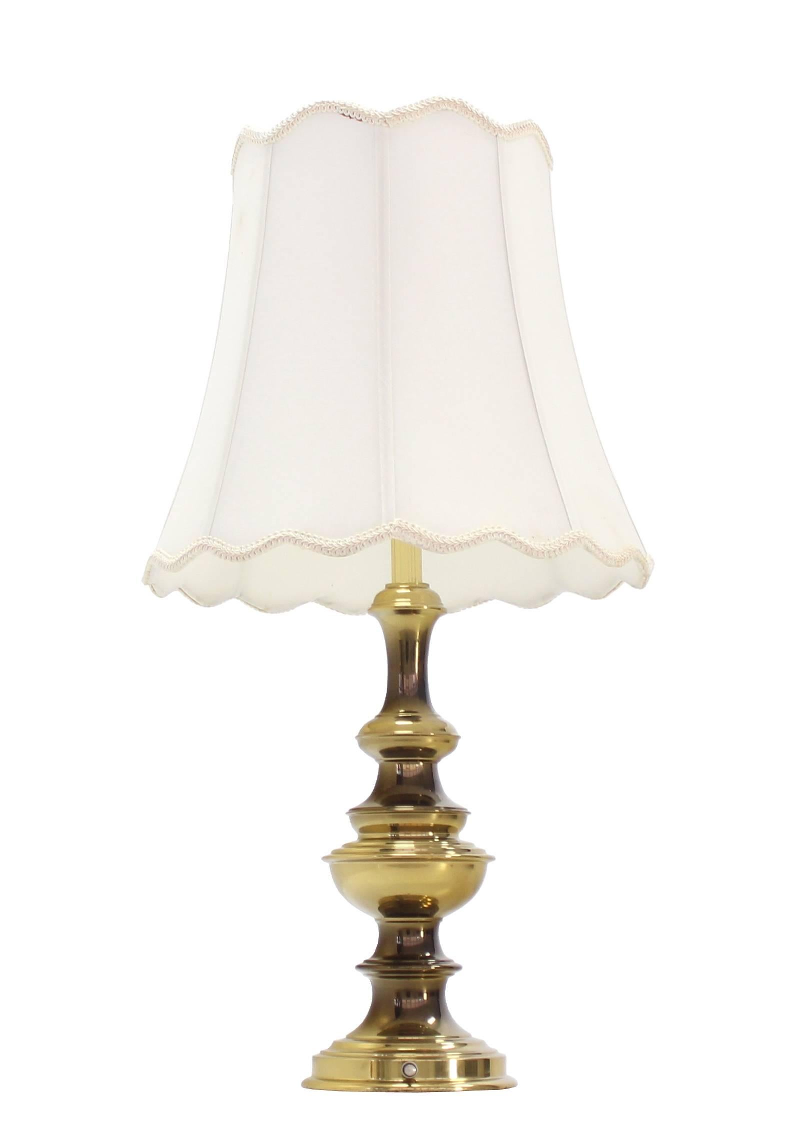 Lampe de table en laiton massif en vente 1