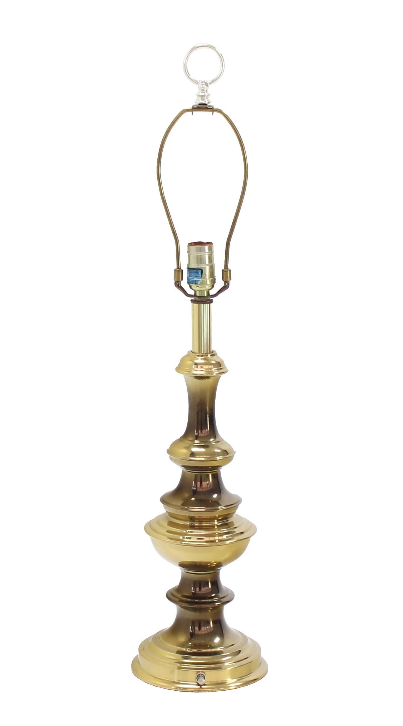 Lampe de table en laiton massif en vente 2