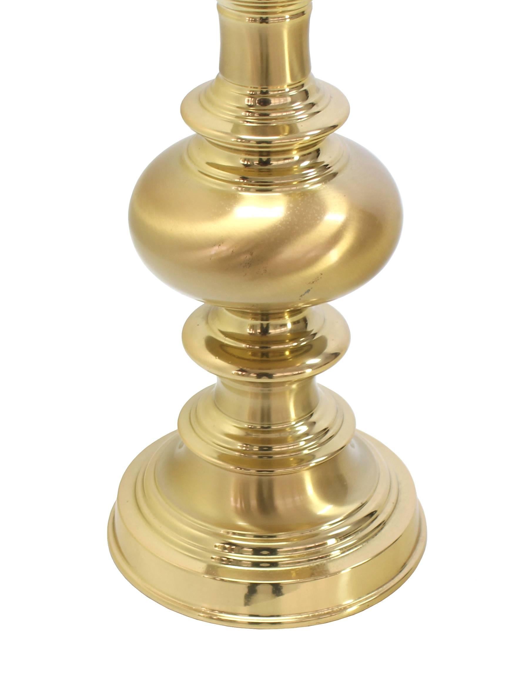 Paire de lampes de bureau en forme de fleuron en laiton massif lourd Excellent état - En vente à Rockaway, NJ