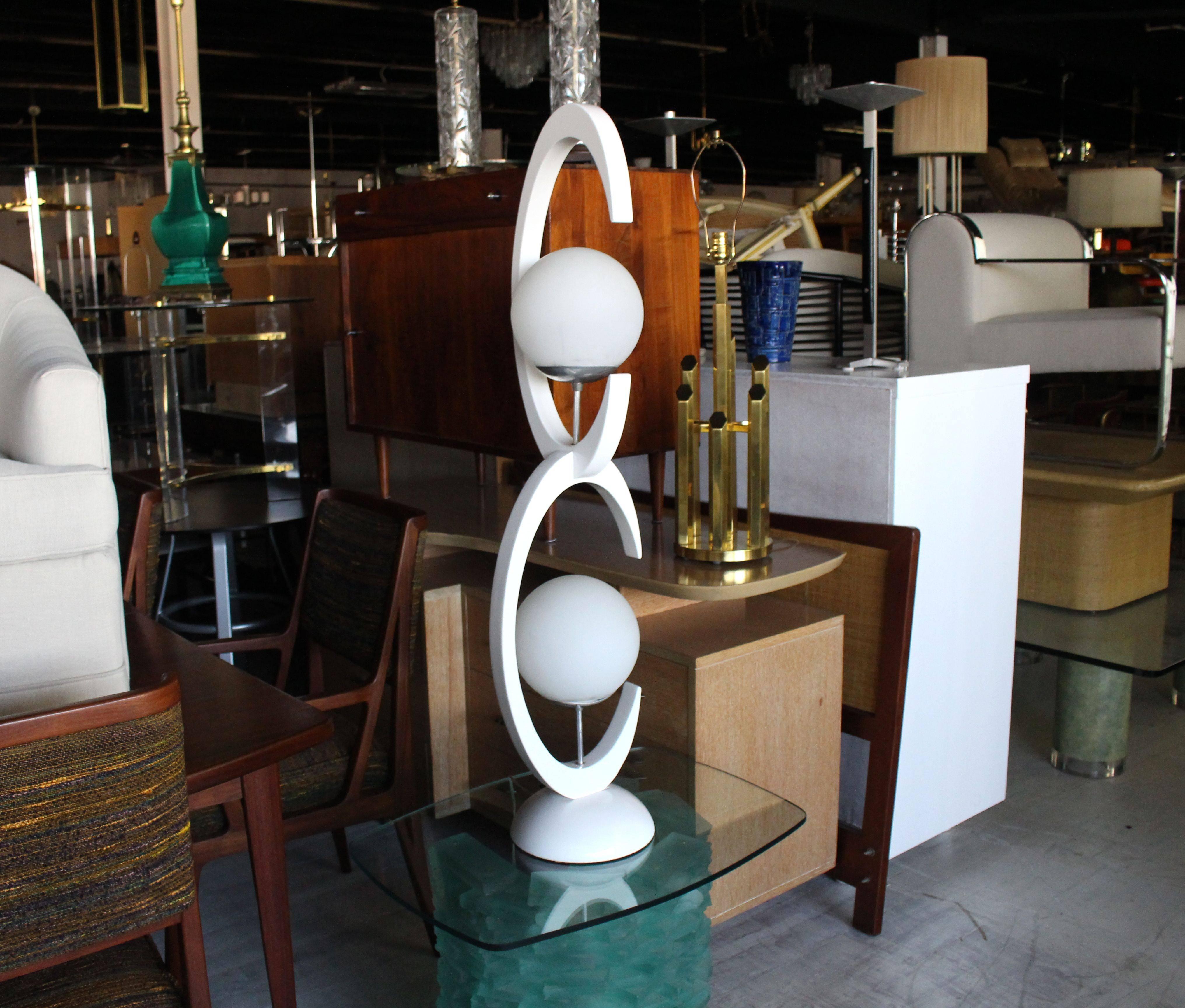 Very nice Mid-Century Modern white lacquer table lamp with frosted glass globes shades.