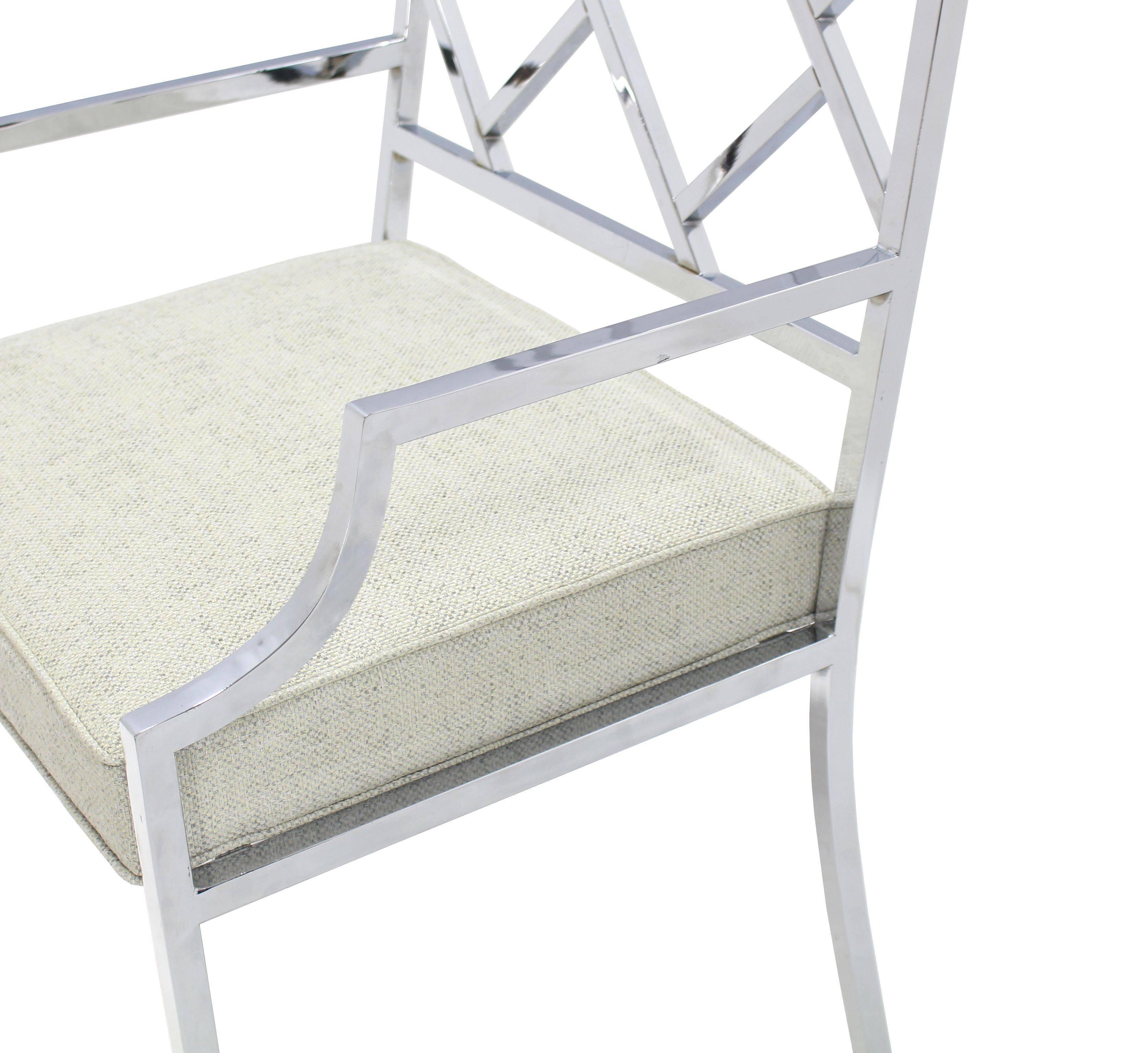 20ième siècle Nouvelle paire de chaises chromées à large dossier en échelle et chrome en tissu d'ameublement en vente